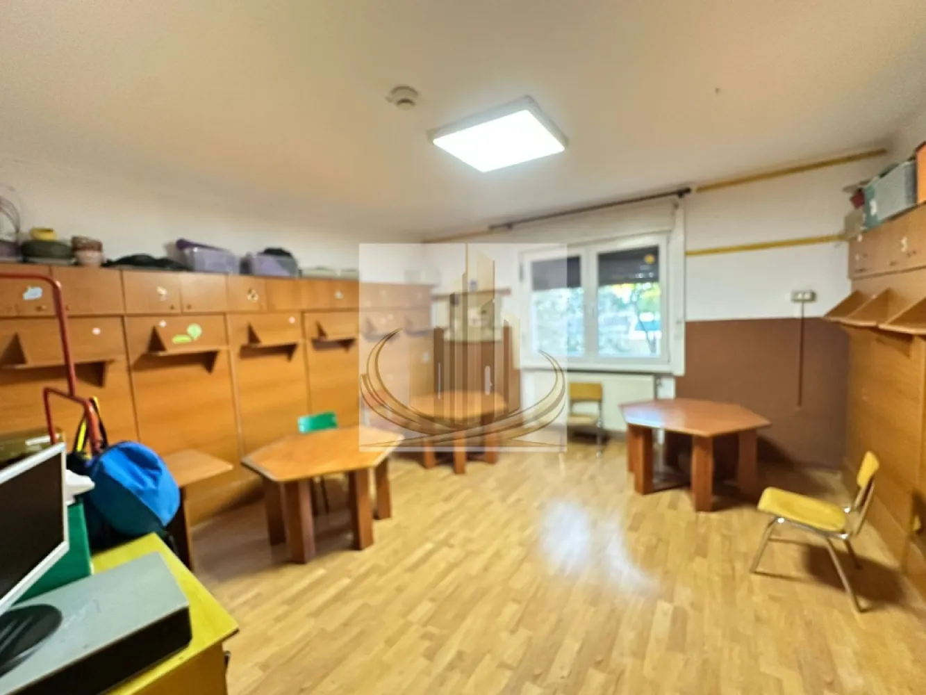 Clinică, pensiune, birouri sau investiție | Locație de top 17 CAMERE - Exclusivitate | Proprietate multifuncțională premium – Ideală pentru clinică, pensiune, birouri sau investiție | Locație de top Grand Mobilis Imobiliare vă propune, în regim de exclusivitate, o proprietate cu adevărat versatilă și rară pe piață – un imobil complex, pregătit pentru operare imediată și adaptabil pentru multiple tipuri de afaceri. Cu o infrastructură solidă și compartimentare eficientă, această proprietate reprezintă o oportunitate strategică pentru investitori sau antreprenori care caută un spațiu potrivit pentru: policlinică / centru medical pensiune / aparthotel clădire de birouri / sediu firmă centru educațional (în prezent funcțional ca grădiniță) Date generale Imobilul este compus din două clădiri și oferă o suprafață de 664 mp construiți (554 mp utili), compartimentată în 17 încăperi, ceea ce permite organizarea eficientă a activității indiferent de destinație. Compartimentare funcțională – adaptabilă pentru multiple activități Clădire principală: Spații generoase ce pot fi utilizate ca birouri, cabinete sau camere Recepție / zonă de primire Birou administrativ Spălătorie Mansardă cu spații ample, ușor de reconfigurat Beci pe toată suprafața – ideal pentru tehnic / depozitare Clădire anexă: Multiple încăperi ce pot deveni cabinete, camere de cazare sau birouri Bucătărie profesională complet echipată – avantaj major pentru activități HoReCa sau medicale Sală de mese / zonă comună Spații de depozitare și spălătorie Mansardă open-space – flexibilitate maximă Facilități & avantaje competitive Curte amenajată cu loc de relaxare, piscină și spații recreative 3 intrări separate + ieșire de incendiu (ideal pentru fluxuri diferite – pacienți / clienți / staff) Sisteme de securitate și detecție incendiu 4 locuri de parcare la stradă Specificații tehnice Curent trifazic + toate utilitățile Izolație eficientă, tâmplărie PVC integrală, rulouri exterioare Acces rapid: drum asfaltat + transport public la ~100 m Valoare investițională Unul dintre cele mai mari avantaje ale proprietății este flexibilitatea – poate fi exploatată imediat sau reconvertită rapid în funcție de strategia investițională. ✔️ Ideală pentru business „la cheie” ✔️ Costuri reduse de adaptare ✔️ Potențial ridicat de randament Un activ rar, ce combină: poziționare excelentă suprafață generoasă compartimentare eficientă multiple scenarii de utilizare 💰 Preț extrem de competitiv pentru nivelul de dotare și potențialul oferit 📌 Tur virtual 360° disponibil ID INTERN CP3057640 }}