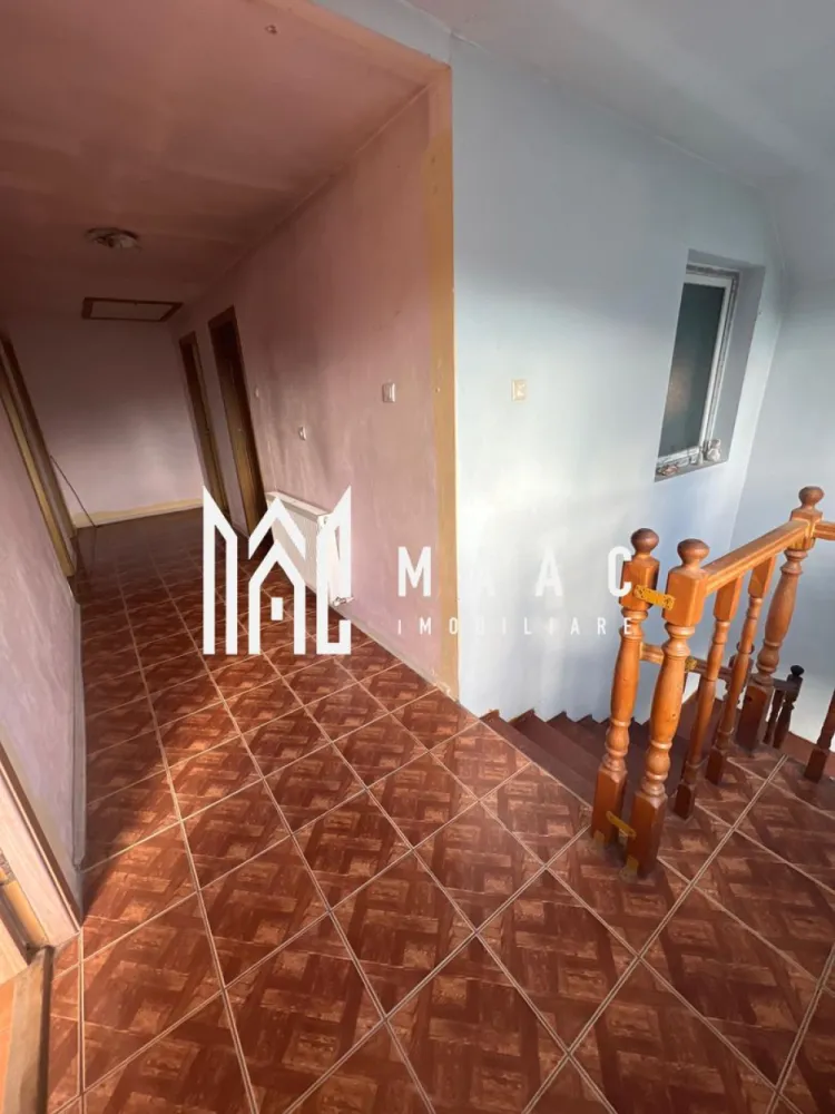 Vila 4 Camere | 150MPU | 400MP Teren | Bujoreni - MAAC Imobiliare vă propune spre vânzare o vilă rafinată și atent întreținută, amplasată într-o zonă rezidențială liniștită din Bujoreni – Olteni, la doar 800 m de Kaufland Nord și câteva minute de centrul orașului Râmnicu Vâlcea. Această proprietate îmbină armonios funcționalitatea modernă cu atmosfera caldă a unei locuințe de familie, oferind tot ceea ce este necesar pentru un trai confortabil și echilibrat. Detalii principale • Regim de înălțime: Parter + Etaj (P+1) • Suprafață utilă: 150 mp • Suprafață construită: 200 mp • Teren: 400 mp • An construcție: 2015 • Utilități: gaz, curent electric, apă curentă, fosă septică • Finisaje: clasice, elegante, foarte bine păstrate Compartimentare inteligentă și confortabilă La parter, proprietatea oferă o zonă de living spațioasă și luminoasă, perfectă pentru momentele petrecute în familie, o bucătărie generoasă, o baie și spații de depozitare bine gândite. Etajul este dedicat zonei de odihnă, cu dormitoare confortabile și o baie complet echipată, oferind intimitate și relaxare pentru toți membrii familiei. Curte privată – spațiu de relaxare și intimitate Curtea de 400 mp permite amenajarea unei terase, foișor, loc de joacă sau grădină decorativă. Spațiul oferă intimitate, liniște și posibilitatea de a te bucura de aerul curat, departe de agitația orașului. Localizare excelentă Proprietatea se află într-un cartier rezidențial curat și liniștit, cu acces rapid către oraș, supermarketuri, școli și mijloace de transport. O zonă ideală pentru familii care își doresc siguranță, confort și apropiere de natură, fără a renunța la avantajele vieții urbane. Pentru mai multe informații sau pentru a programa o vizionare, vă invităm să contactați echipa MAAC Imobiliare specificand ID proprietate: CP2790109 Profesionalism, transparență și consiliere completă de la prima vizită până la semnarea contractului. MAAC Imobiliare – Alege încrederea. Trăiește confortul. }}