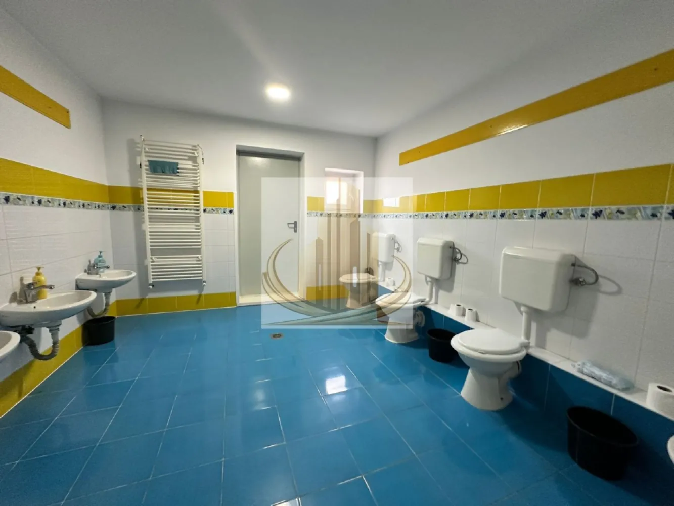 Clinică, pensiune, birouri sau investiție | Locație de top 17 CAMERE - Exclusivitate | Proprietate multifuncțională premium – Ideală pentru clinică, pensiune, birouri sau investiție | Locație de top Grand Mobilis Imobiliare vă propune, în regim de exclusivitate, o proprietate cu adevărat versatilă și rară pe piață – un imobil complex, pregătit pentru operare imediată și adaptabil pentru multiple tipuri de afaceri. Cu o infrastructură solidă și compartimentare eficientă, această proprietate reprezintă o oportunitate strategică pentru investitori sau antreprenori care caută un spațiu potrivit pentru: policlinică / centru medical pensiune / aparthotel clădire de birouri / sediu firmă centru educațional (în prezent funcțional ca grădiniță) Date generale Imobilul este compus din două clădiri și oferă o suprafață de 664 mp construiți (554 mp utili), compartimentată în 17 încăperi, ceea ce permite organizarea eficientă a activității indiferent de destinație. Compartimentare funcțională – adaptabilă pentru multiple activități Clădire principală: Spații generoase ce pot fi utilizate ca birouri, cabinete sau camere Recepție / zonă de primire Birou administrativ Spălătorie Mansardă cu spații ample, ușor de reconfigurat Beci pe toată suprafața – ideal pentru tehnic / depozitare Clădire anexă: Multiple încăperi ce pot deveni cabinete, camere de cazare sau birouri Bucătărie profesională complet echipată – avantaj major pentru activități HoReCa sau medicale Sală de mese / zonă comună Spații de depozitare și spălătorie Mansardă open-space – flexibilitate maximă Facilități & avantaje competitive Curte amenajată cu loc de relaxare, piscină și spații recreative 3 intrări separate + ieșire de incendiu (ideal pentru fluxuri diferite – pacienți / clienți / staff) Sisteme de securitate și detecție incendiu 4 locuri de parcare la stradă Specificații tehnice Curent trifazic + toate utilitățile Izolație eficientă, tâmplărie PVC integrală, rulouri exterioare Acces rapid: drum asfaltat + transport public la ~100 m Valoare investițională Unul dintre cele mai mari avantaje ale proprietății este flexibilitatea – poate fi exploatată imediat sau reconvertită rapid în funcție de strategia investițională. ✔️ Ideală pentru business „la cheie” ✔️ Costuri reduse de adaptare ✔️ Potențial ridicat de randament Un activ rar, ce combină: poziționare excelentă suprafață generoasă compartimentare eficientă multiple scenarii de utilizare 💰 Preț extrem de competitiv pentru nivelul de dotare și potențialul oferit 📌 Tur virtual 360° disponibil ID INTERN CP3057640 }}