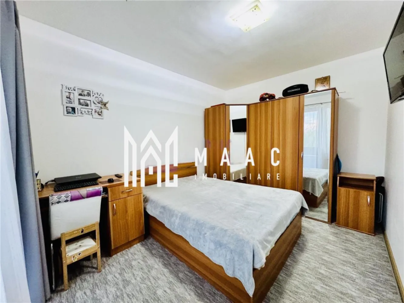 Apartament 3 camere | Etaj 3 | 2 Balcoane | Turnisor - MAAC Imobiliare va prezinta un apartament cu 3 camere de vânzare situat in zona Turnișor, cartier ALMA. Caracteristici: Etaj 3 din 4 Suprafață utilă 56,14 mp Construcție recentă, cu finisaje de calitate Orientare - S-V, ce asigură lumină naturală pe tot parcursul zilei Compartimentare: Living spațios și luminos Bucătărie separată, complet funcțională Două dormitoare, fiecare cu balcon propriu – unul închis în termopan, celălalt deschis Baie cu geam de aerisire Dotări și beneficii: Două balcoane Acces facil la mijloace de transport în comun Vecinătate liniștită, cu loc de joacă și zonă de relaxare amenajată lângă bloc Proximitate față de magazine (Profi, Simpa, Trans Agape), farmacii, bănci, școală și grădiniță. Pentru mai multe detalii precizati telefonic ca ati vazut anuntul cu ID: CP2790056 }}