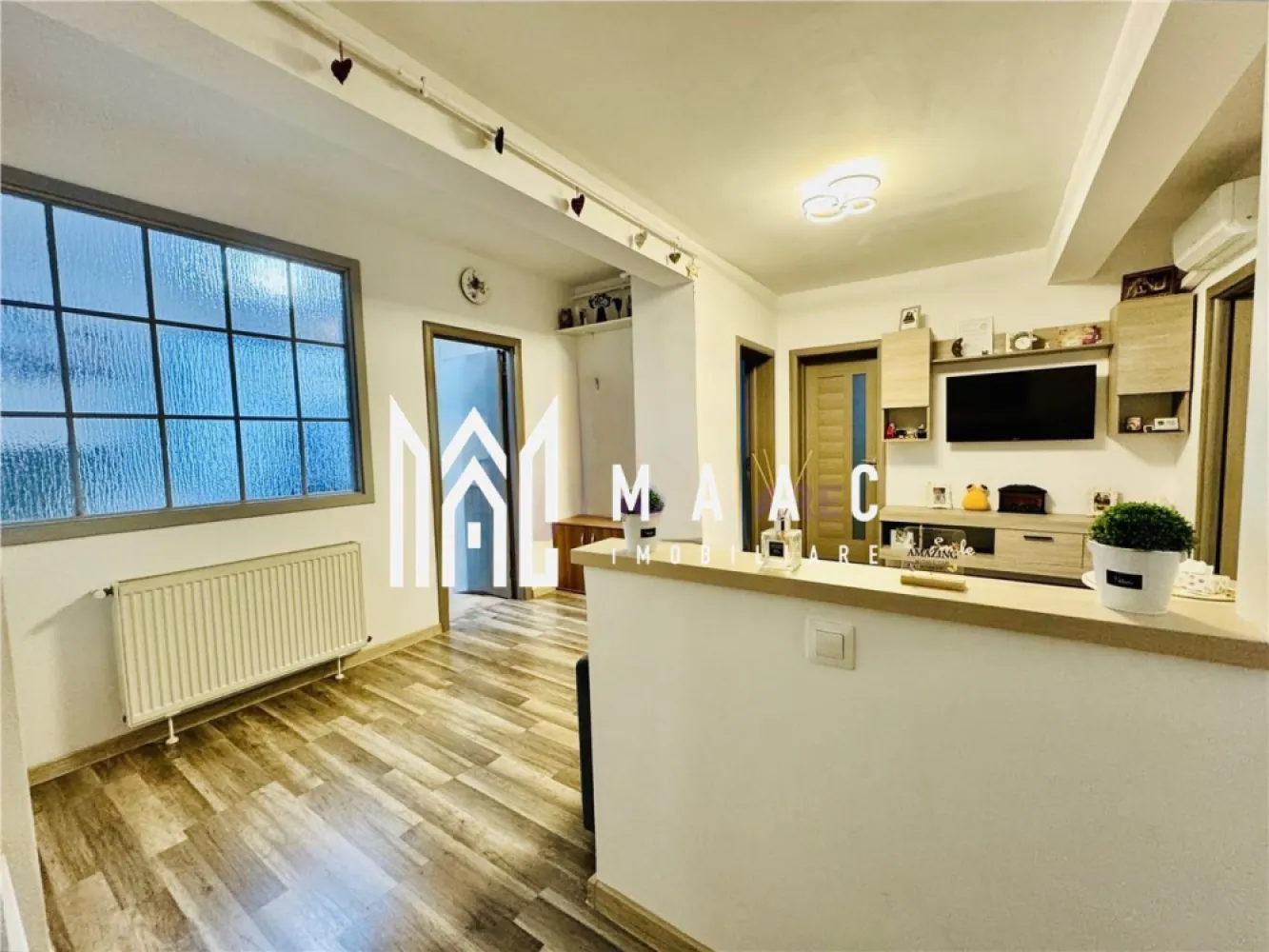 Apartament 3 camere | Etaj 3 | 2 Balcoane | Turnisor - MAAC Imobiliare va prezinta un apartament cu 3 camere de vânzare situat in zona Turnișor, cartier ALMA. Caracteristici: Etaj 3 din 4 Suprafață utilă 56,14 mp Construcție recentă, cu finisaje de calitate Orientare - S-V, ce asigură lumină naturală pe tot parcursul zilei Compartimentare: Living spațios și luminos Bucătărie separată, complet funcțională Două dormitoare, fiecare cu balcon propriu – unul închis în termopan, celălalt deschis Baie cu geam de aerisire Dotări și beneficii: Două balcoane Acces facil la mijloace de transport în comun Vecinătate liniștită, cu loc de joacă și zonă de relaxare amenajată lângă bloc Proximitate față de magazine (Profi, Simpa, Trans Agape), farmacii, bănci, școală și grădiniță. Pentru mai multe detalii precizati telefonic ca ati vazut anuntul cu ID: CP2790056 }}