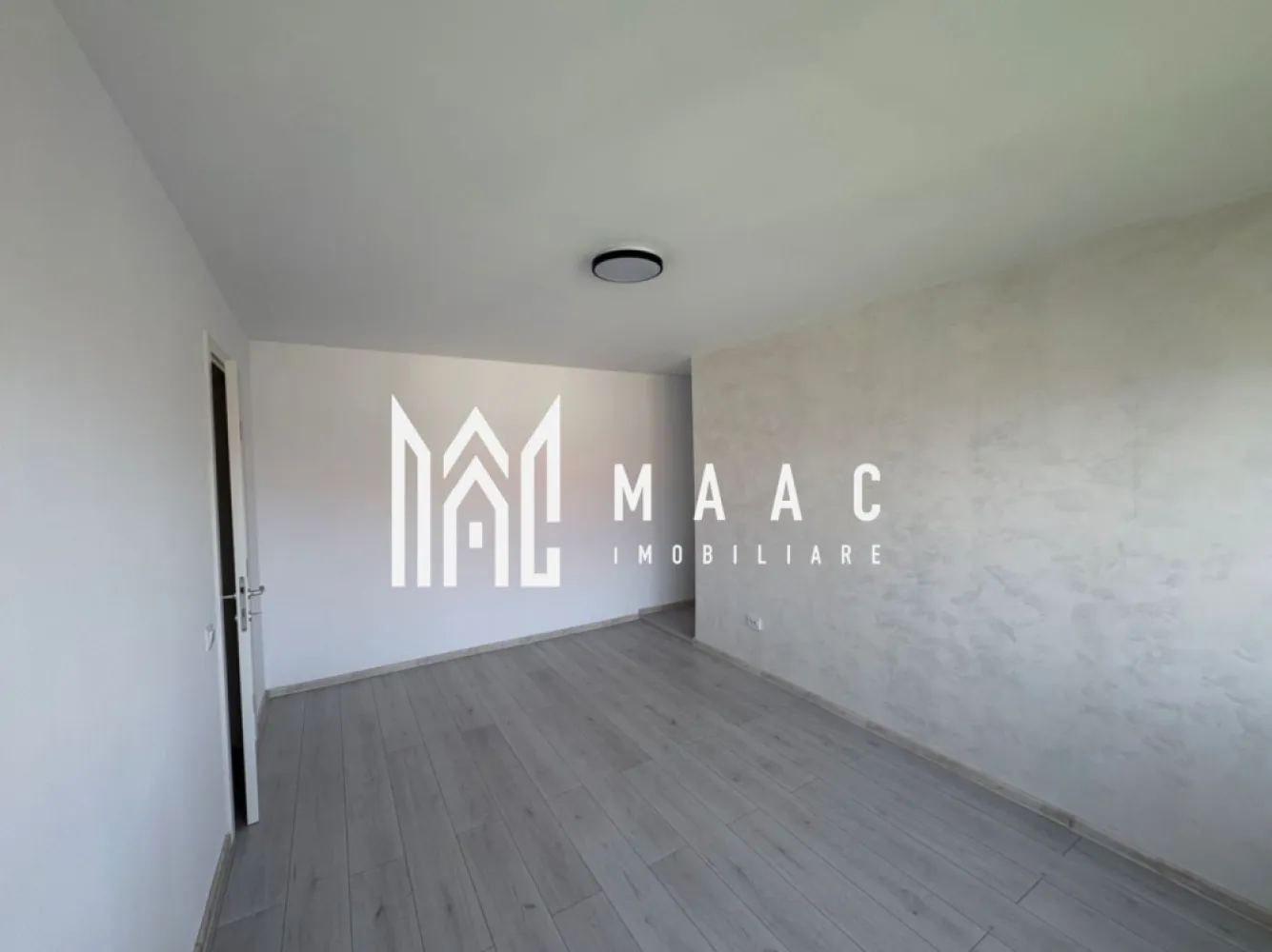 Apartament 4 Camere I 2 Bai I 76 mp I Zona Mihai Viteazul - MAAC Imobiliare vă propune spre vânzare un apartament spațios cu 4 camere și 2 băi, situat într-una dintre cele mai apreciate zone ale orașului, Mihai Viteazul colț cu Rahovei, într-o zonă liniștită, curată și cu acces facil către toate punctele de interes. Locuința dispune de o suprafață utilă de 76 mp, fiind predată la cheie, ideală pentru o familie care își dorește confort și spațiu generos. Compartimentarea este practică și eficientă, oferind camere luminoase, bucătărie primitoare și două băi, perfecte pentru un plus de confort. Apartamentul beneficiază de îmbunătățiri moderne, inclusiv mascarada BMW făcută, fiind pregătit pentru mutare imediată, fără investiții suplimentare. Poziționarea excelentă oferă acces rapid către magazine, școli, mijloace de transport și zone comerciale, păstrând în același timp liniștea unei zone rezidențiale apreciate. Pt mai multe detalii precizați că ați văzut anunțul cu ID CP3057858
