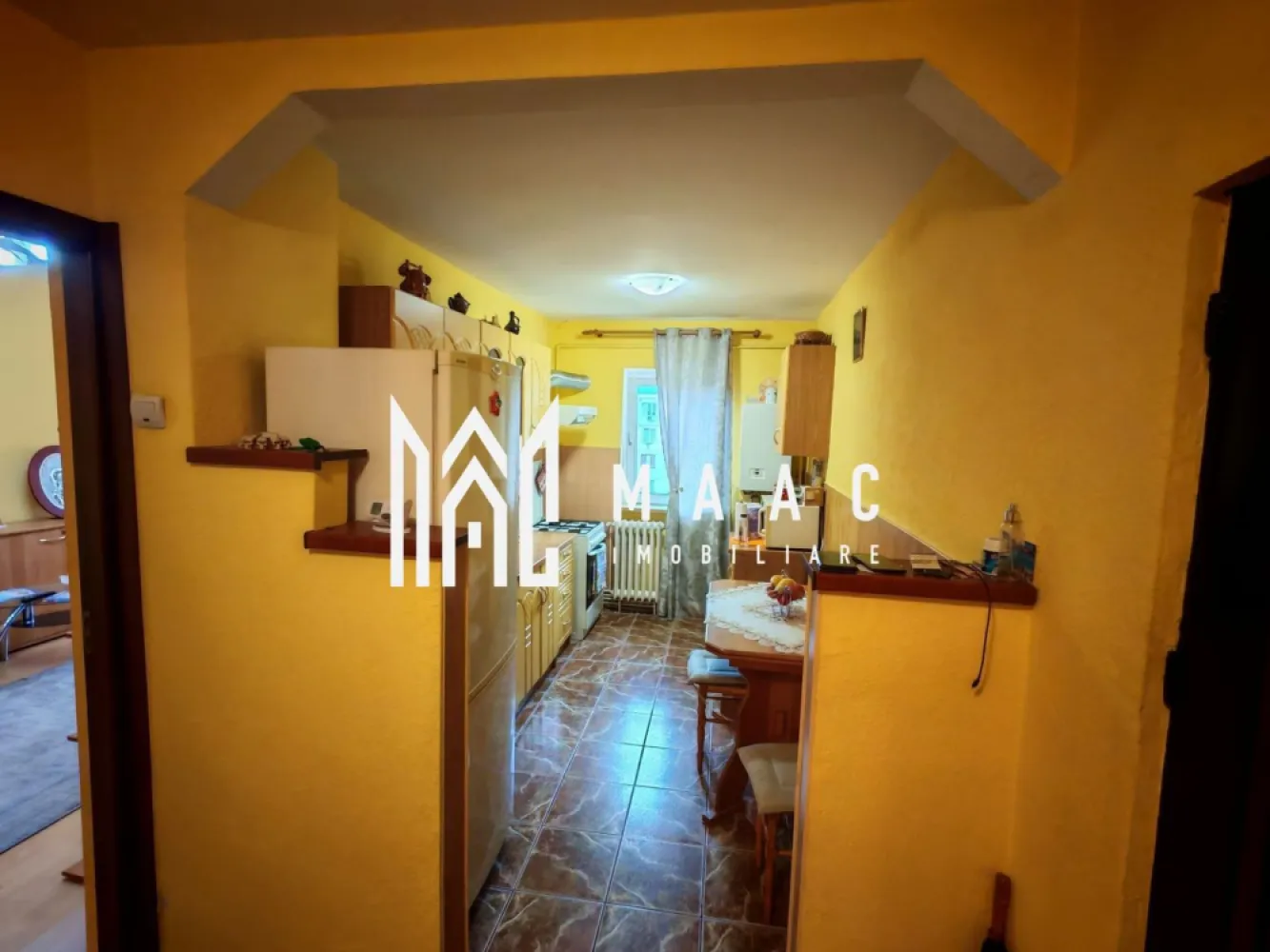 Apartament 3 camere | 78 MPU | 2 balcoane | Valea Aurie - MAAC Imobiliare vă propune spre închiriere un apartament, situat la etajul 3/4 al unui imobil din Cartierul Valea Aurie.

Apartamentul dispune de o compartimentare decomandată și este compus din hol de acces, bucatarie, sufragerie cu acces pe balconul deschis, 2 dormitoare cu acces pe cel de al 2-lea balon și baie.

În imediata apropiere, se afla mai multe supermarket-uri și instituții de învățământ.

Se percepe o garanție în cuantumul unei chirii lunare.
Nu se acceptă animale de companie.
Se predă mobilat/utilat. 

Pentru mai multe detalii, specificați telefonic că ați văzut anunțul cu ID: