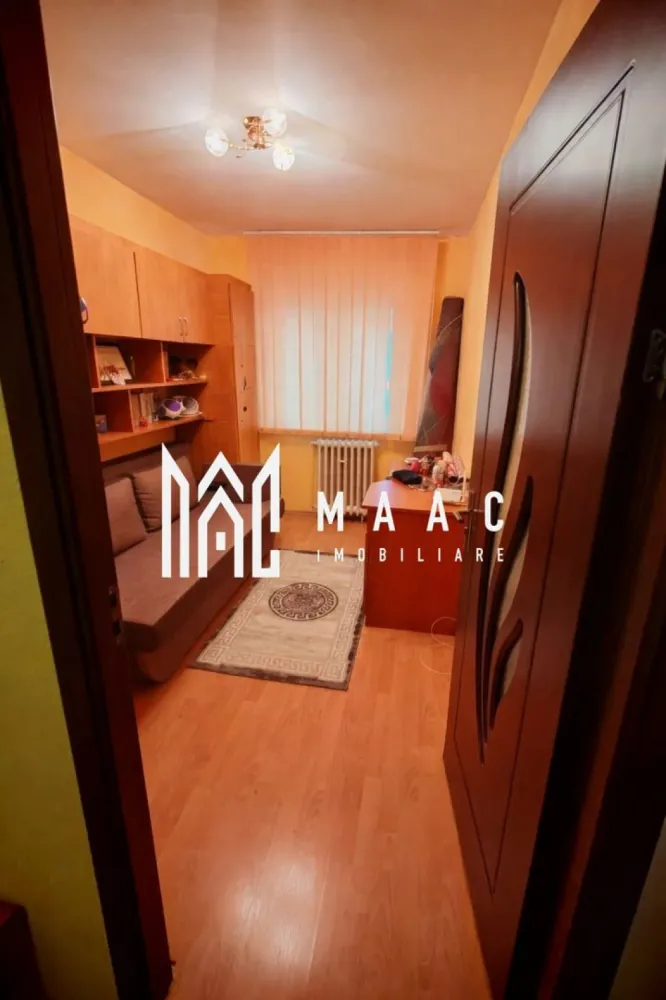 Apartament 3 camere | 78 MPU | 2 balcoane | Valea Aurie - MAAC Imobiliare vă propune spre închiriere un apartament, situat la etajul 3/4 al unui imobil din Cartierul Valea Aurie.

Apartamentul dispune de o compartimentare decomandată și este compus din hol de acces, bucatarie, sufragerie cu acces pe balconul deschis, 2 dormitoare cu acces pe cel de al 2-lea balon și baie.

În imediata apropiere, se afla mai multe supermarket-uri și instituții de învățământ.

Se percepe o garanție în cuantumul unei chirii lunare.
Nu se acceptă animale de companie.
Se predă mobilat/utilat. 

Pentru mai multe detalii, specificați telefonic că ați văzut anunțul cu ID:
