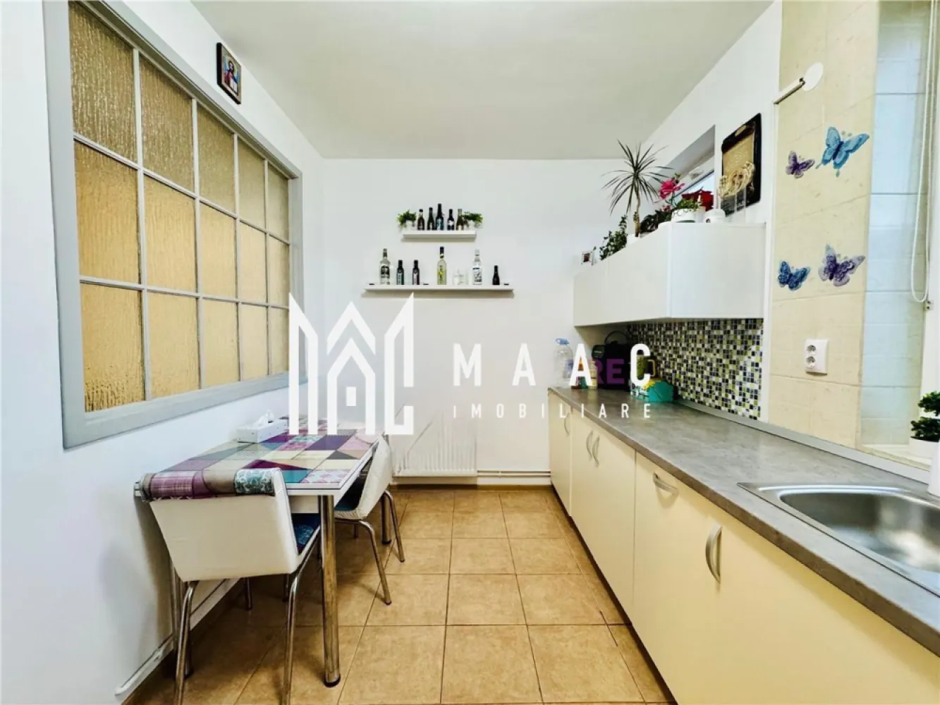 Apartament 3 camere | Etaj 3 | 2 Balcoane | Turnisor - MAAC Imobiliare va prezinta un apartament cu 3 camere de vânzare situat in zona Turnișor, cartier ALMA. Caracteristici: Etaj 3 din 4 Suprafață utilă 56,14 mp Construcție recentă, cu finisaje de calitate Orientare - S-V, ce asigură lumină naturală pe tot parcursul zilei Compartimentare: Living spațios și luminos Bucătărie separată, complet funcțională Două dormitoare, fiecare cu balcon propriu – unul închis în termopan, celălalt deschis Baie cu geam de aerisire Dotări și beneficii: Două balcoane Acces facil la mijloace de transport în comun Vecinătate liniștită, cu loc de joacă și zonă de relaxare amenajată lângă bloc Proximitate față de magazine (Profi, Simpa, Trans Agape), farmacii, bănci, școală și grădiniță. Pentru mai multe detalii precizati telefonic ca ati vazut anuntul cu ID: CP2790056 }}