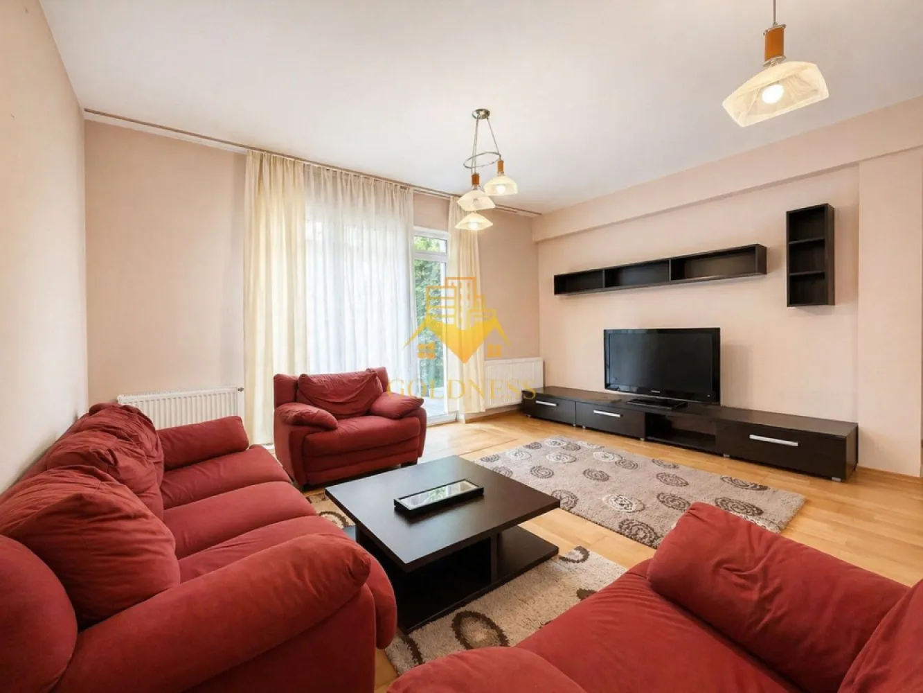 3 camere open space, Parcare, Cartierul Borhanci, Pet Friendly, Curte - GOLDNESS Imobiliare vă propune spre închiriere un apartament cu 3 camere complet mobilat și utilat, la parter într-un imobil de P+ 1, în Cartierul Borhanci. Dispune de 2 locuri de parcare! Se află în apropierea stațiilor de transport în comun, magazine, restaurante, spații verzi, farmacii, etc. Apartamentul este compartimentat astfel: - dormitor cu pat matrimonial, dressing, noptiere - dormitor cu spatiu pentru depozitare, birou - living cu bucatarie open space complet utilată și mobilată, canapea extensibilă, loc de servit masa - baie cu cada, calorifer port prosop și dulap pentru depozitare. - cameră tehnică - terasă Imobilul este dotat cu toate cele necesare- centrală proprie, frigider, aragaz, hotă, mașină de spălat haine, etc. Dacă sunteți interesați de acest apartament și doriți să îl vizionați, dar și pentru alte oferte nu ezitați să ne contactați telefonic sau prin e-mail. Vă stăm la dispoziție! Pentru intermediere se percepe un comision de 50% din prețul chiriei! }}