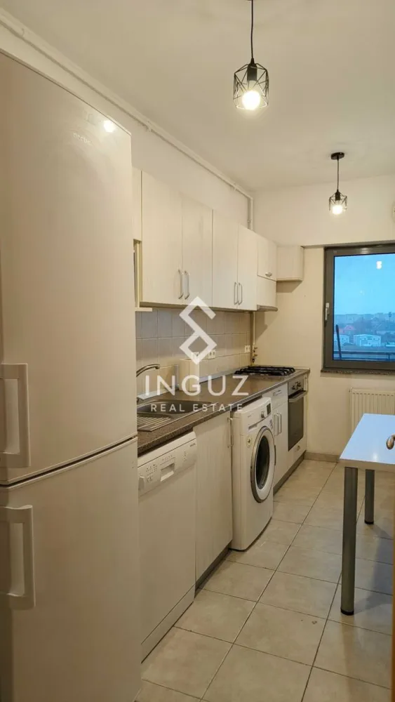 Apartament 2 camere de închiriat – Doamna Ghica Plaza - Apartament 2 camere de închiriat – Doamna Ghica Plaza Preț: 600 € / lună Locație: București – Doamna Ghica Plaza Specificații: Suprafață utilă: 67 mp (inclus terasă 12 mp) Număr camere: 2 Compartimentare: Decomandat Etaj: 5 An construcție: 2010 Parcare subterană + boxă incluse Descriere: Inguz Real Estate vă propune spre închiriere un apartament modern de 2 camere, situat în complexul rezidențial Doamna Ghica Plaza – un ansamblu bine organizat, cu pază și monitorizare 24/7. Apartamentul este recent renovat, în stare foarte bună, și oferă un spațiu confortabil și bine compartimentat. Beneficiază de o terasă generoasă, poziționată pe spate, oferind liniște și lumină naturală. Dotări: – Bucătărie la comandă, complet utilată (electrocasnice A+) – Living cu canapea extensibilă și draperii blackout – Dormitor cu pat matrimonial și dressing spațios – Baie modernă, obiecte sanitare noi (prima utilizare) – Aer condiționat nou (2025) – Video interfon – Centrală termică a complexului Costurile sunt optimizate datorită contorizării individuale și sistemului de reglare termică. Un mare avantaj îl reprezintă locul de parcare subteran și boxa de depozitare incluse în preț. Zona este liniștită, cu loc de joacă pentru copii și magazine la parter (Mega Image, Lidl), oferind acces rapid către Obor, Iancului, Pipera, Băneasa și Otopeni. Condiții: – Contract minim 1 an – Nefumători – Nu se acceptă animale de companie Comision agenție: 50% din prima lună de chirie }}