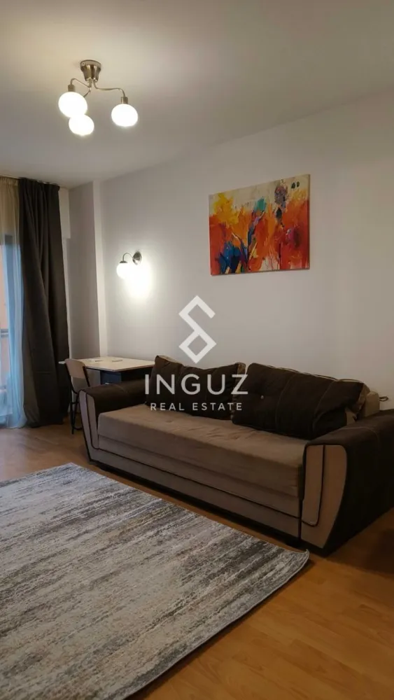 Apartament 2 camere de închiriat – Doamna Ghica Plaza - Apartament 2 camere de închiriat – Doamna Ghica Plaza Preț: 600 € / lună Locație: București – Doamna Ghica Plaza Specificații: Suprafață utilă: 67 mp (inclus terasă 12 mp) Număr camere: 2 Compartimentare: Decomandat Etaj: 5 An construcție: 2010 Parcare subterană + boxă incluse Descriere: Inguz Real Estate vă propune spre închiriere un apartament modern de 2 camere, situat în complexul rezidențial Doamna Ghica Plaza – un ansamblu bine organizat, cu pază și monitorizare 24/7. Apartamentul este recent renovat, în stare foarte bună, și oferă un spațiu confortabil și bine compartimentat. Beneficiază de o terasă generoasă, poziționată pe spate, oferind liniște și lumină naturală. Dotări: – Bucătărie la comandă, complet utilată (electrocasnice A+) – Living cu canapea extensibilă și draperii blackout – Dormitor cu pat matrimonial și dressing spațios – Baie modernă, obiecte sanitare noi (prima utilizare) – Aer condiționat nou (2025) – Video interfon – Centrală termică a complexului Costurile sunt optimizate datorită contorizării individuale și sistemului de reglare termică. Un mare avantaj îl reprezintă locul de parcare subteran și boxa de depozitare incluse în preț. Zona este liniștită, cu loc de joacă pentru copii și magazine la parter (Mega Image, Lidl), oferind acces rapid către Obor, Iancului, Pipera, Băneasa și Otopeni. Condiții: – Contract minim 1 an – Nefumători – Nu se acceptă animale de companie Comision agenție: 50% din prima lună de chirie }}