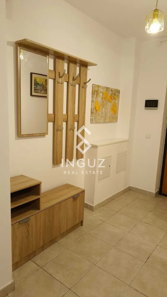 Apartament 2 camere de închiriat – Doamna Ghica Plaza - Apartament 2 camere de închiriat – Doamna Ghica Plaza Preț: 600 € / lună Locație: București – Doamna Ghica Plaza Specificații: Suprafață utilă: 67 mp (inclus terasă 12 mp) Număr camere: 2 Compartimentare: Decomandat Etaj: 5 An construcție: 2010 Parcare subterană + boxă incluse Descriere: Inguz Real Estate vă propune spre închiriere un apartament modern de 2 camere, situat în complexul rezidențial Doamna Ghica Plaza – un ansamblu bine organizat, cu pază și monitorizare 24/7. Apartamentul este recent renovat, în stare foarte bună, și oferă un spațiu confortabil și bine compartimentat. Beneficiază de o terasă generoasă, poziționată pe spate, oferind liniște și lumină naturală. Dotări: – Bucătărie la comandă, complet utilată (electrocasnice A+) – Living cu canapea extensibilă și draperii blackout – Dormitor cu pat matrimonial și dressing spațios – Baie modernă, obiecte sanitare noi (prima utilizare) – Aer condiționat nou (2025) – Video interfon – Centrală termică a complexului Costurile sunt optimizate datorită contorizării individuale și sistemului de reglare termică. Un mare avantaj îl reprezintă locul de parcare subteran și boxa de depozitare incluse în preț. Zona este liniștită, cu loc de joacă pentru copii și magazine la parter (Mega Image, Lidl), oferind acces rapid către Obor, Iancului, Pipera, Băneasa și Otopeni. Condiții: – Contract minim 1 an – Nefumători – Nu se acceptă animale de companie Comision agenție: 50% din prima lună de chirie }}