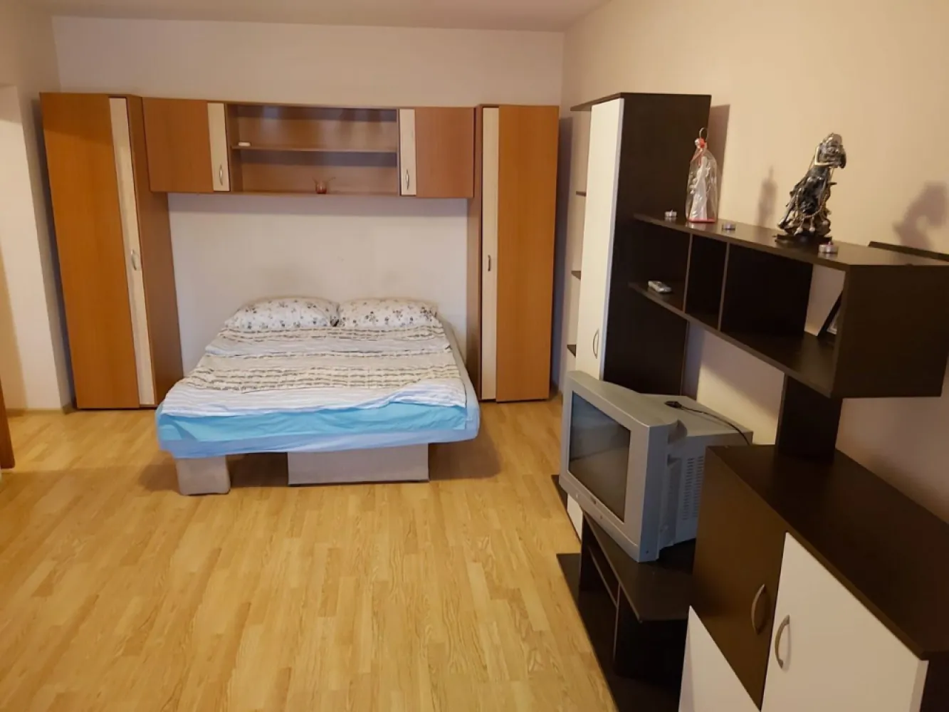 Garsoniera de inchiriat – Focsani, etaj 2, 30 mp, mobilata si utilata - Disponibila pentru inchiriere garsoniera situata in Focsani, la etajul 2 al unui imobil curat si ingrijit. Suprafata utila este de 30 mp, compartimentata eficient pentru a oferi confort si functionalitate. Garsoniera este complet mobilata si utilata, dotata cu centrala termica proprie, ideala pentru o persoana sau un cuplu care cauta o locuinta moderna si accesibila. Etaj 2 Suprafata: 30 mp Mobilata si utilata complet Centrala termica Chirie: 230 euro/luna Garantie: 230 euro Se percepe comision agentie Pentru informatii si vizionari: Ene Liliana – Consultant vanzari Tel: 0746 252 252 Mag Invest }}