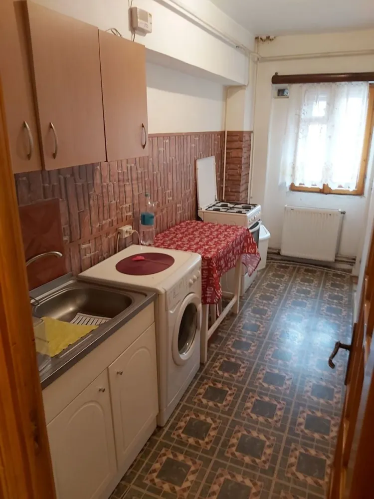 Garsoniera de inchiriat – Focsani, etaj 2, 30 mp, mobilata si utilata - Disponibila pentru inchiriere garsoniera situata in Focsani, la etajul 2 al unui imobil curat si ingrijit. Suprafata utila este de 30 mp, compartimentata eficient pentru a oferi confort si functionalitate. Garsoniera este complet mobilata si utilata, dotata cu centrala termica proprie, ideala pentru o persoana sau un cuplu care cauta o locuinta moderna si accesibila. Etaj 2 Suprafata: 30 mp Mobilata si utilata complet Centrala termica Chirie: 230 euro/luna Garantie: 230 euro Se percepe comision agentie Pentru informatii si vizionari: Ene Liliana – Consultant vanzari Tel: 0746 252 252 Mag Invest }}