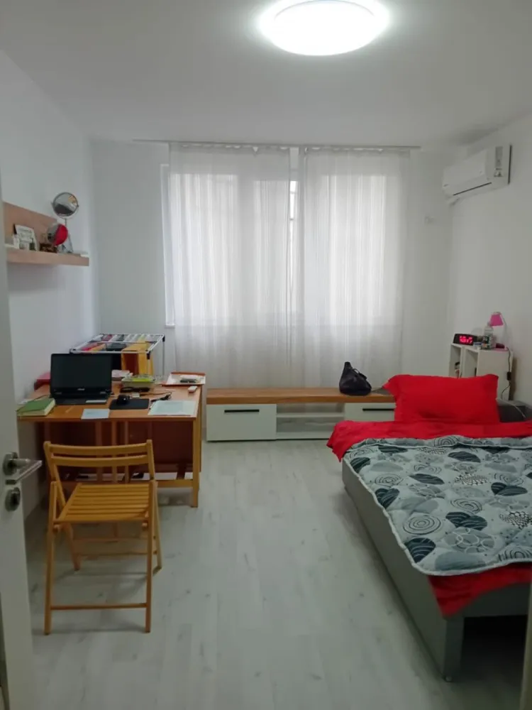 Garsoniera de inchiriat - Tiglina 1, Strada Brailei - Va propunem spre inchiriere o garsoniera moderna situata in zona Tiglina 1, pe Strada Brailei, la etajul 1 al unui imobil cu acces facil la mijloace de transport, magazine, scoli si alte puncte de interes. Imobilul se ofera complet mobilat si utilat, pregatit pentru a asigura confortul necesar unui stil de viata urban. Garsoniera dispune de mobilier modern, spatii de depozitare inteligente, bucatarie echipata cu electrocasnice functionale si baie amenajata cu finisaje de calitate. Avantaje: Localizare excelenta, intr-o zona centrala si usor accesibila Etaj intermediar (etaj 1), luminos si practic Complet mobilata si utilata, gata de mutare imediata Aproape de magazine, statii de autobuz, institutii de invatamant si zone comerciale Pret chirie-1250lei/luna Garantie-1250lei/luna Plus comisionul agentiei Aceasta proprietate reprezinta o alegere ideala pentru persoane singure sau cupluri care isi doresc o locuinta functionala, intr-o zona linistita dar foarte bine conectata cu orasul. Pentru detalii si vizionari: Ene Liliana – Consilier vanzari, Mag Invest Telefon: 0746 252 252 }}