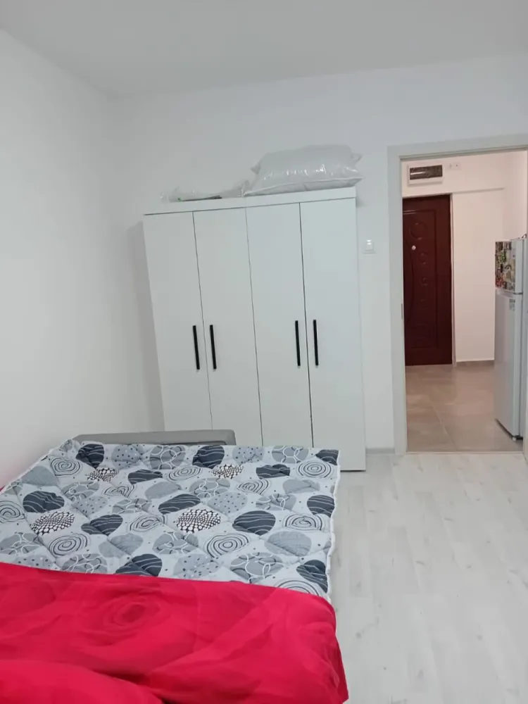 Garsoniera de inchiriat - Tiglina 1, Strada Brailei - Va propunem spre inchiriere o garsoniera moderna situata in zona Tiglina 1, pe Strada Brailei, la etajul 1 al unui imobil cu acces facil la mijloace de transport, magazine, scoli si alte puncte de interes. Imobilul se ofera complet mobilat si utilat, pregatit pentru a asigura confortul necesar unui stil de viata urban. Garsoniera dispune de mobilier modern, spatii de depozitare inteligente, bucatarie echipata cu electrocasnice functionale si baie amenajata cu finisaje de calitate. Avantaje: Localizare excelenta, intr-o zona centrala si usor accesibila Etaj intermediar (etaj 1), luminos si practic Complet mobilata si utilata, gata de mutare imediata Aproape de magazine, statii de autobuz, institutii de invatamant si zone comerciale Pret chirie-1250lei/luna Garantie-1250lei/luna Plus comisionul agentiei Aceasta proprietate reprezinta o alegere ideala pentru persoane singure sau cupluri care isi doresc o locuinta functionala, intr-o zona linistita dar foarte bine conectata cu orasul. Pentru detalii si vizionari: Ene Liliana – Consilier vanzari, Mag Invest Telefon: 0746 252 252 }}