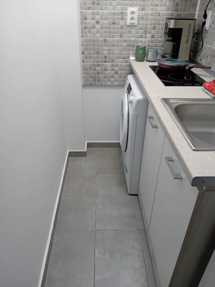 Garsoniera de inchiriat - Tiglina 1, Strada Brailei - Va propunem spre inchiriere o garsoniera moderna situata in zona Tiglina 1, pe Strada Brailei, la etajul 1 al unui imobil cu acces facil la mijloace de transport, magazine, scoli si alte puncte de interes. Imobilul se ofera complet mobilat si utilat, pregatit pentru a asigura confortul necesar unui stil de viata urban. Garsoniera dispune de mobilier modern, spatii de depozitare inteligente, bucatarie echipata cu electrocasnice functionale si baie amenajata cu finisaje de calitate. Avantaje: Localizare excelenta, intr-o zona centrala si usor accesibila Etaj intermediar (etaj 1), luminos si practic Complet mobilata si utilata, gata de mutare imediata Aproape de magazine, statii de autobuz, institutii de invatamant si zone comerciale Pret chirie-1250lei/luna Garantie-1250lei/luna Plus comisionul agentiei Aceasta proprietate reprezinta o alegere ideala pentru persoane singure sau cupluri care isi doresc o locuinta functionala, intr-o zona linistita dar foarte bine conectata cu orasul. Pentru detalii si vizionari: Ene Liliana – Consilier vanzari, Mag Invest Telefon: 0746 252 252 }}