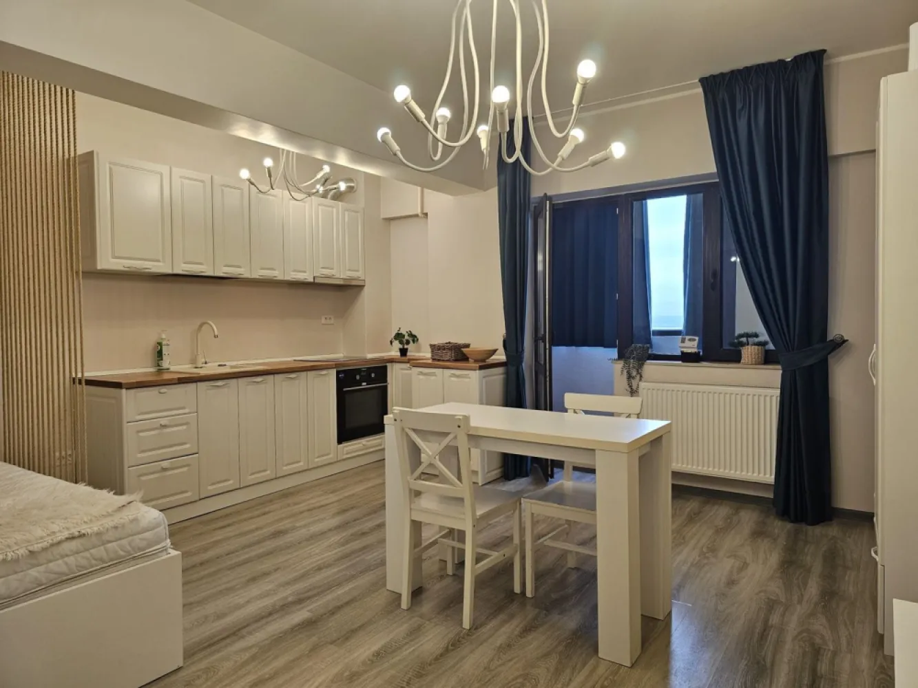 Apartament cu o cameră - Bd. George Coșbuc, Italian Residence - Descoperă confortul într-un apartament modern, complet mobilat și utilat, situat în zona excelentă de lângă Mall Shopping City Galați, pe bulevardul George Coșbuc. Detalii apartament: Suprafață: 45 mp Balcon Centrală termică Aer condiționat Mobilat și utilat nou Locație avantajoasă: La doar câteva minute de Mall Shopping City Galați Aproape de Tribunal și Faleza Dunării (aproximativ 5 minute cu mașina) Preț și condiții: Chirie: 380 euro/lună Garanție: 380 euro Comision agenție: 250 euro Informații suplimentare: Închiriere pe termen lung Nu se acceptă animale de companie Apartamentul este ideal pentru maxim 2 persoane Nu sunt acceptate familii numeroase Pentru informatii suplimentare si programari apelati - 0746.252.252 - Liliana Ene, consilier imobiliar Mag Invest }}