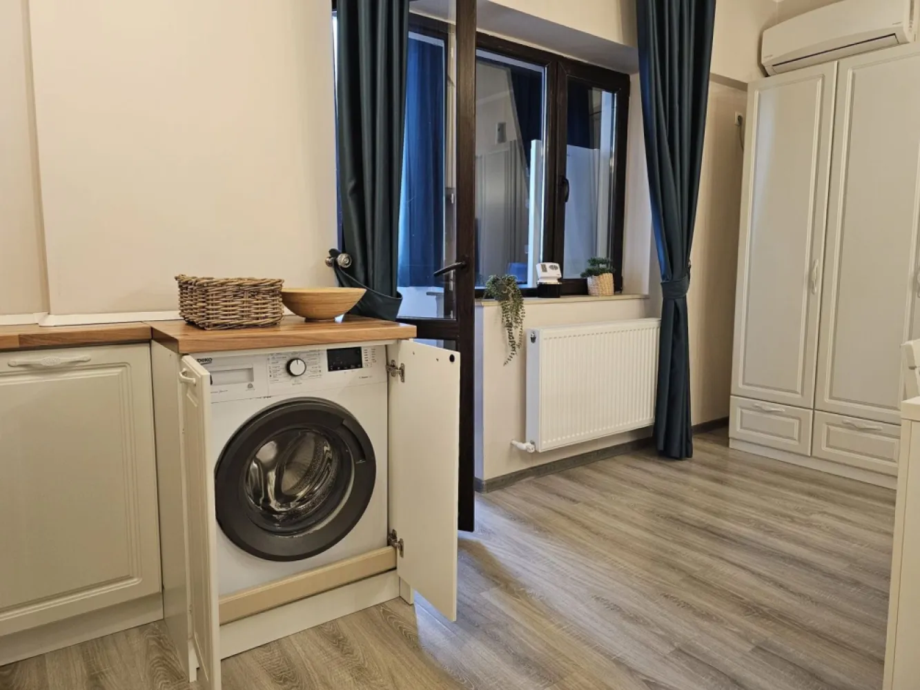 Apartament cu o cameră - Bd. George Coșbuc, Italian Residence - Descoperă confortul într-un apartament modern, complet mobilat și utilat, situat în zona excelentă de lângă Mall Shopping City Galați, pe bulevardul George Coșbuc. Detalii apartament: Suprafață: 45 mp Balcon Centrală termică Aer condiționat Mobilat și utilat nou Locație avantajoasă: La doar câteva minute de Mall Shopping City Galați Aproape de Tribunal și Faleza Dunării (aproximativ 5 minute cu mașina) Preț și condiții: Chirie: 380 euro/lună Garanție: 380 euro Comision agenție: 250 euro Informații suplimentare: Închiriere pe termen lung Nu se acceptă animale de companie Apartamentul este ideal pentru maxim 2 persoane Nu sunt acceptate familii numeroase Pentru informatii suplimentare si programari apelati - 0746.252.252 - Liliana Ene, consilier imobiliar Mag Invest }}