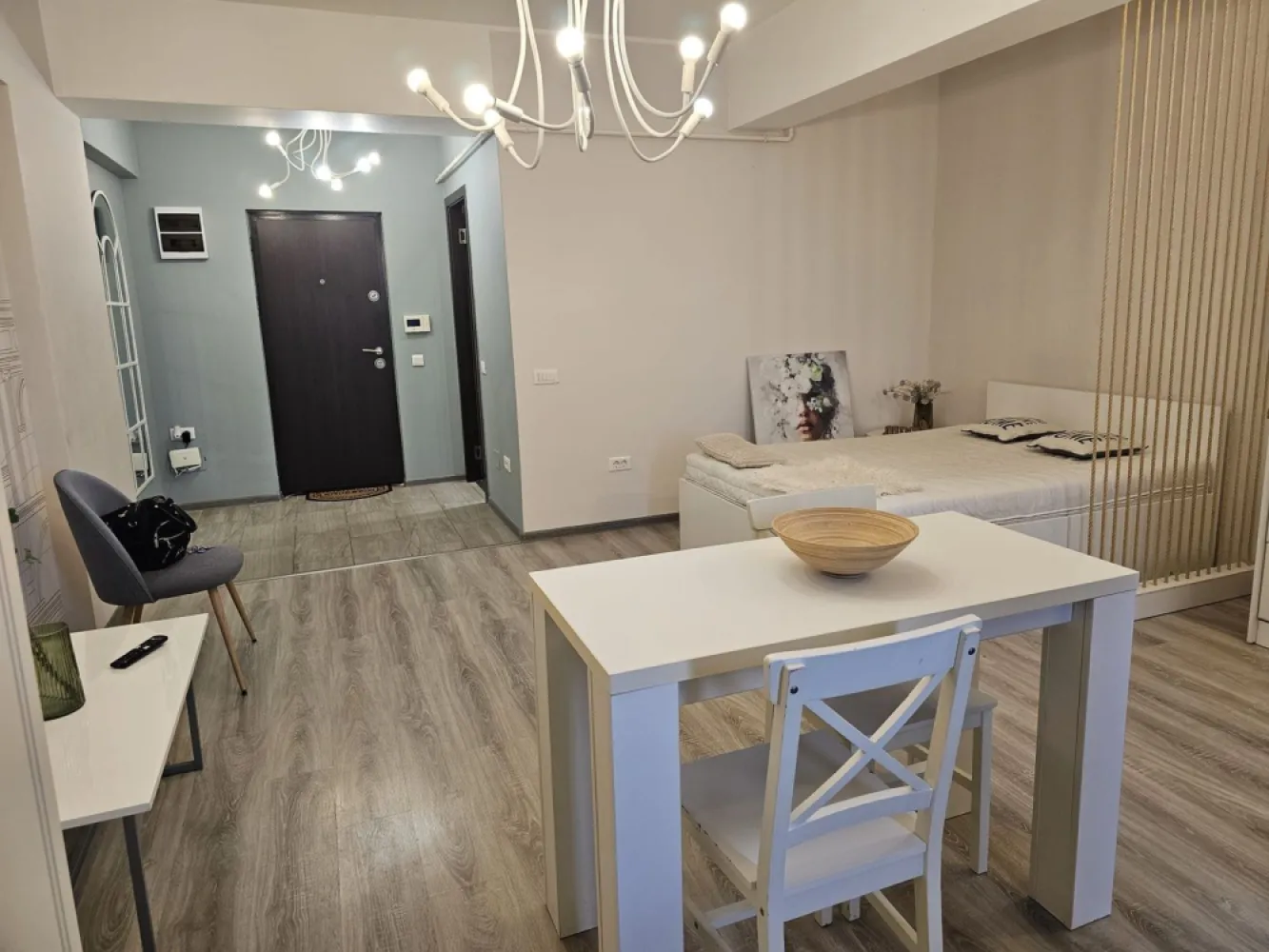 Apartament cu o cameră - Bd. George Coșbuc, Italian Residence - Descoperă confortul într-un apartament modern, complet mobilat și utilat, situat în zona excelentă de lângă Mall Shopping City Galați, pe bulevardul George Coșbuc. Detalii apartament: Suprafață: 45 mp Balcon Centrală termică Aer condiționat Mobilat și utilat nou Locație avantajoasă: La doar câteva minute de Mall Shopping City Galați Aproape de Tribunal și Faleza Dunării (aproximativ 5 minute cu mașina) Preț și condiții: Chirie: 380 euro/lună Garanție: 380 euro Comision agenție: 250 euro Informații suplimentare: Închiriere pe termen lung Nu se acceptă animale de companie Apartamentul este ideal pentru maxim 2 persoane Nu sunt acceptate familii numeroase Pentru informatii suplimentare si programari apelati - 0746.252.252 - Liliana Ene, consilier imobiliar Mag Invest }}