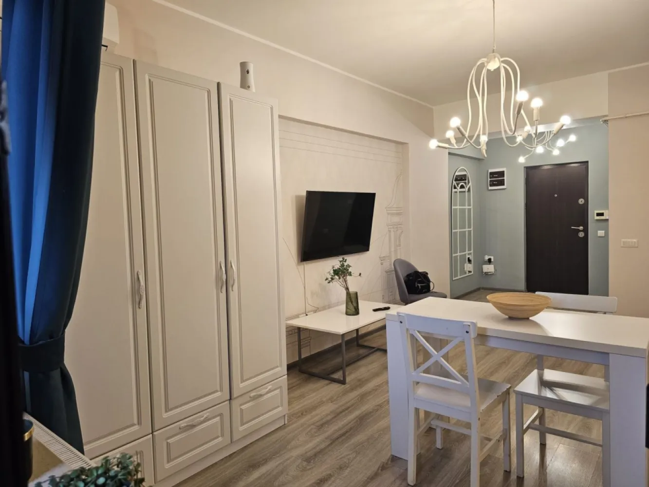 Apartament cu o cameră - Bd. George Coșbuc, Italian Residence - Descoperă confortul într-un apartament modern, complet mobilat și utilat, situat în zona excelentă de lângă Mall Shopping City Galați, pe bulevardul George Coșbuc. Detalii apartament: Suprafață: 45 mp Balcon Centrală termică Aer condiționat Mobilat și utilat nou Locație avantajoasă: La doar câteva minute de Mall Shopping City Galați Aproape de Tribunal și Faleza Dunării (aproximativ 5 minute cu mașina) Preț și condiții: Chirie: 380 euro/lună Garanție: 380 euro Comision agenție: 250 euro Informații suplimentare: Închiriere pe termen lung Nu se acceptă animale de companie Apartamentul este ideal pentru maxim 2 persoane Nu sunt acceptate familii numeroase Pentru informatii suplimentare si programari apelati - 0746.252.252 - Liliana Ene, consilier imobiliar Mag Invest }}