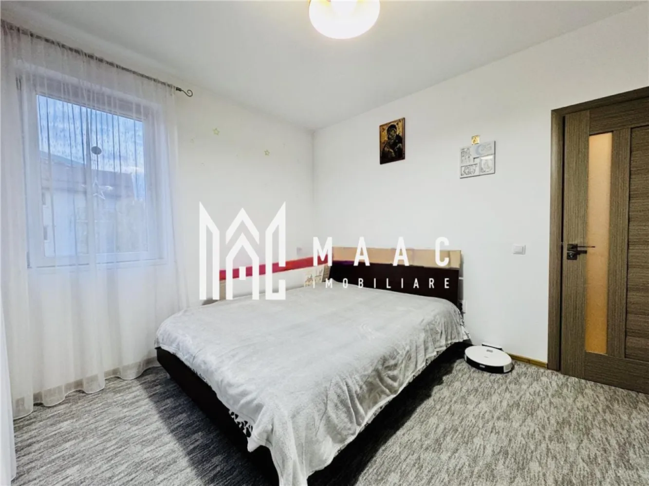 Apartament 3 camere | Etaj 3 | 2 Balcoane | Turnisor - MAAC Imobiliare va prezinta un apartament cu 3 camere de vânzare situat in zona Turnișor, cartier ALMA. Caracteristici: Etaj 3 din 4 Suprafață utilă 56,14 mp Construcție recentă, cu finisaje de calitate Orientare - S-V, ce asigură lumină naturală pe tot parcursul zilei Compartimentare: Living spațios și luminos Bucătărie separată, complet funcțională Două dormitoare, fiecare cu balcon propriu – unul închis în termopan, celălalt deschis Baie cu geam de aerisire Dotări și beneficii: Două balcoane Acces facil la mijloace de transport în comun Vecinătate liniștită, cu loc de joacă și zonă de relaxare amenajată lângă bloc Proximitate față de magazine (Profi, Simpa, Trans Agape), farmacii, bănci, școală și grădiniță. Pentru mai multe detalii precizati telefonic ca ati vazut anuntul cu ID: CP2790056 }}