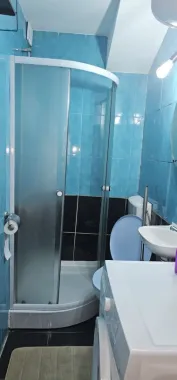 Garsonieră de închiriat – Micro 40, etaj 2, 20 mp + balcon – 1.100 lei