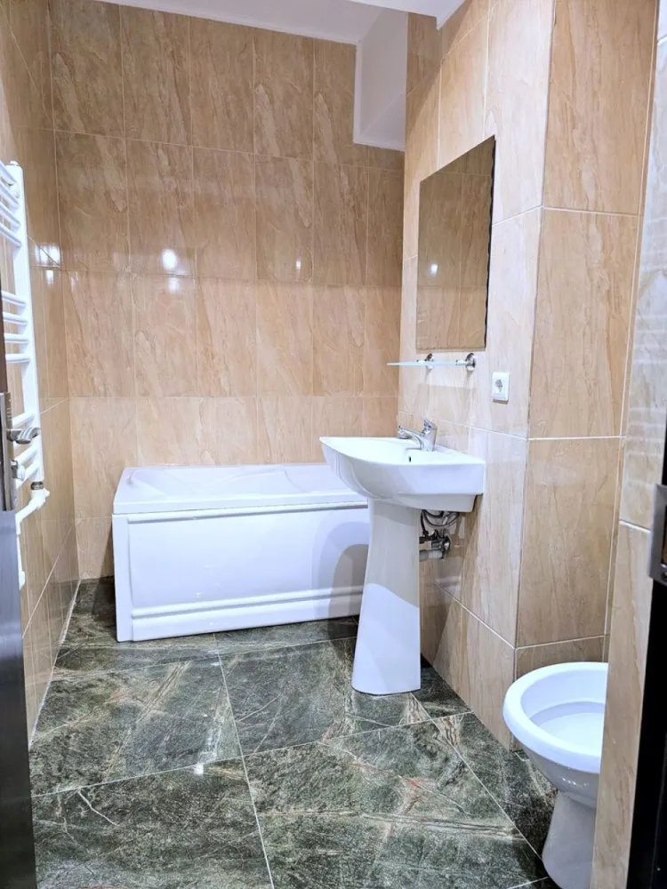 Apartament cu 1 cameră - Bd. George Coșbuc, Italian Residence - Descoperă confortul într-un apartament modern, complet mobilat și utilat, situat în zona excelentă de lângă Mall Shopping City Galați, pe bulevardul George Coșbuc. Detalii apartament: Suprafață: 45 mp Balcon Centrală termică Aer condiționat Mobilat și utilat nou Locație avantajoasă: La doar câteva minute de Mall Shopping City Galați Aproape de Tribunal și Faleza Dunării (aproximativ 5 minute cu mașina) Preț și condiții: Chirie: 370 euro/lună Garanție: 370 euro Comision agenție: 250 euro Informații suplimentare: Închiriere pe termen lung Nu se acceptă animale de companie Apartamentul este ideal pentru maxim 2 persoane Nu sunt acceptate familii numeroase Pentru mai multe detalii sau programarea unei vizionări, nu ezitați să mă contactați! }}