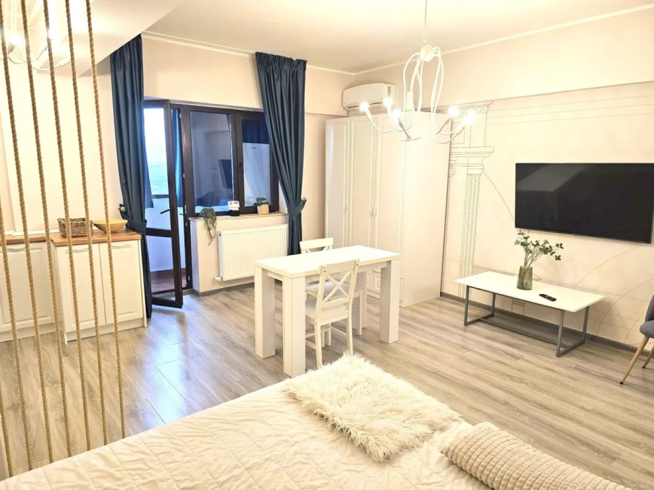 Apartament cu 1 cameră - Bd. George Coșbuc, Italian Residence - Descoperă confortul într-un apartament modern, complet mobilat și utilat, situat în zona excelentă de lângă Mall Shopping City Galați, pe bulevardul George Coșbuc. Detalii apartament: Suprafață: 45 mp Balcon Centrală termică Aer condiționat Mobilat și utilat nou Locație avantajoasă: La doar câteva minute de Mall Shopping City Galați Aproape de Tribunal și Faleza Dunării (aproximativ 5 minute cu mașina) Preț și condiții: Chirie: 370 euro/lună Garanție: 370 euro Comision agenție: 250 euro Informații suplimentare: Închiriere pe termen lung Nu se acceptă animale de companie Apartamentul este ideal pentru maxim 2 persoane Nu sunt acceptate familii numeroase Pentru mai multe detalii sau programarea unei vizionări, nu ezitați să mă contactați! }}