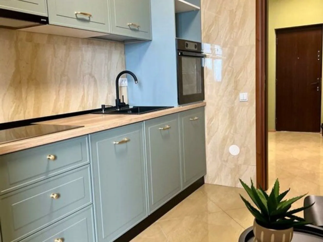 Apartament cu o camera, 45 mp - Zona Mall, Italian Residence - Apartamentul de închiriat este situat într-o zonă foarte bună, în apropiere de Mall-ul din oraș, oferind acces facil către numeroase restaurante, magazine și facilități de agrement. Locuința este compusă dintr-o cameră spațioasă, cu acces la un balcon privat, o bucătărie complet utilată și mobilată în stil luxos, dotată cu toate echipamentele necesare pentru prepararea meselor. Centrala termică asigură încălzirea eficientă a apartamentului în sezonul rece. Cu o chirie lunară de 420 euro, acest apartament reprezintă o oportunitate excelentă pentru cei care doresc să locuiască într-o locație centrală, cu acces ușor către toate facilitățile necesare pentru un trai confortabil. Se inchiriaza pentru termen lung, la semnarea contractului se solicita plata primei chirii, o garantie returnabila si comisionul agentiei imobiliare 50%+TVA.