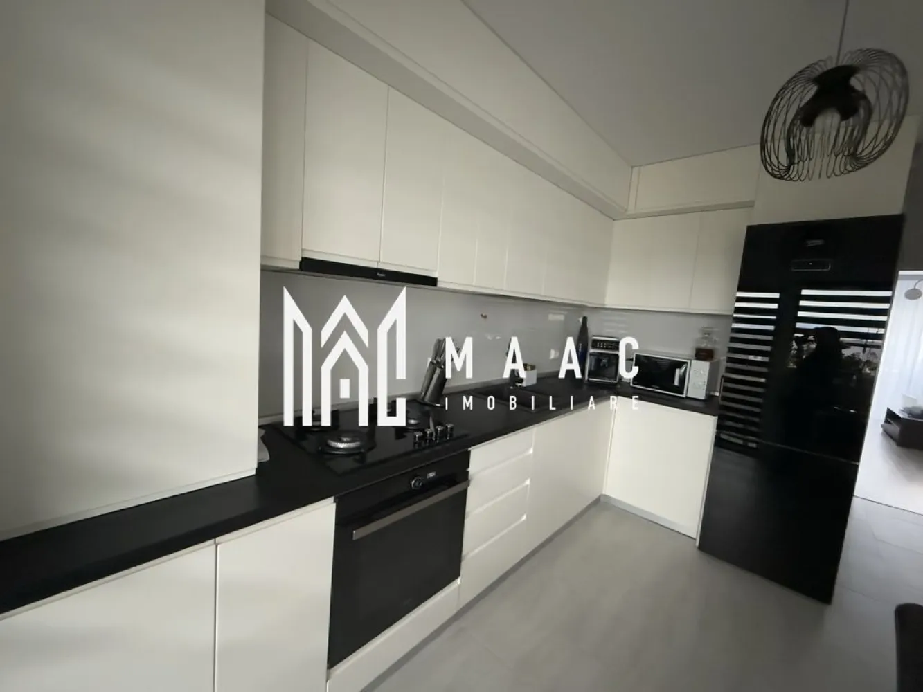 Apartament 3 camere I Șelimbăr | 2 băi I 80 MPU - MAAC Imobiliare vă propune spre vânzare un apartament spațios cu 3 camere, situat în Șelimbăr, pe strada Triajului, într-o zonă liniștită, cu acces facil către Sibiu. Detalii proprietate: Suprafață utilă: 80 mp Etaj: 2 / 2 într-un imobil cu regim redus de înălțime Compartimentare practică: living luminos, bucătărie separată, 2 dormitoare, 2 băi și 2 balcoane. Pod generos pe toată suprafața apartamentului – ideal pentru depozitare suplimentară Loc de parcare propriu inclus Apartamentul se vinde complet mobilat și utilat, fiind gata pentru mutare imediată. 📍 Avantaje: Zonă liniștită, acces facil către oraș Spații de depozitare multiple (pod + balcoane) Ideal pentru familie sau investiție Pentru mai multe informații și programări la vizionare, vă rugăm să menționați ID anunț: CP2788321 }}