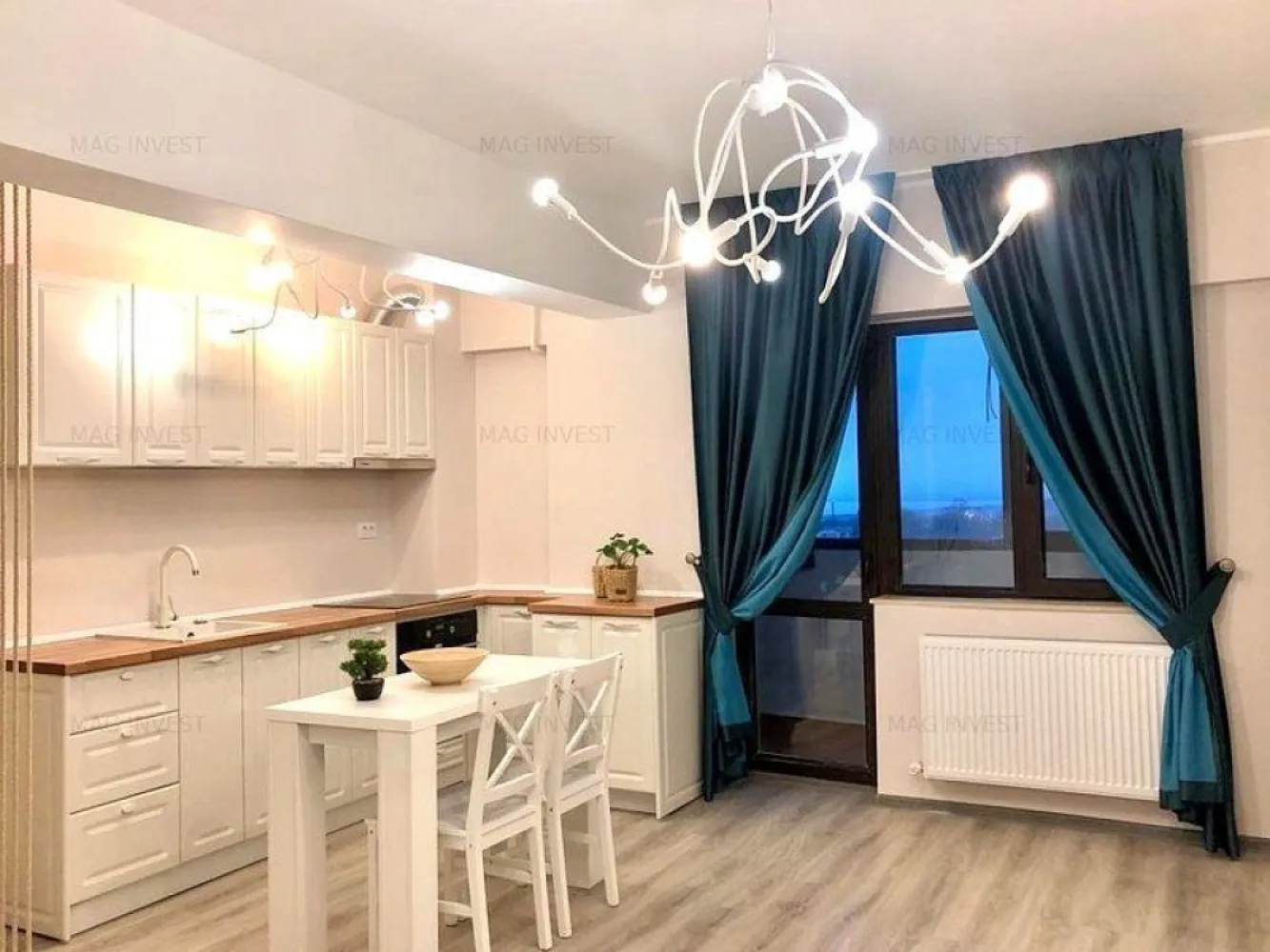 Exclusivitate - apartament cu o camera, 45 m - Italian Residence, Mall - Visezi la un cămin modern și confortabil? Iată ocazia perfectă! Îți prezentăm un apartament tip open space, situat la etajul 8 al complexului Italian Residence, ce oferă o priveliște deosebită asupra orașului. Detalii Apartament: - Suprafață: 45 mp - Tip: Open space - Balcon închis, ideal pentru momente de relaxare - Mobilat și utilat modern, gata să te primească Apartamentul beneficiază de un design contemporan, cu finisaje de calitate superioară și o gamă variată de dotări, care îți vor asigura confortul necesar. Spațiul este luminos și aerisit, perfect pentru un stil de viață dinamic. Condiții de Închiriere: - Chirie lunară: 380 euro - Garanție: 380 euro - Comision agenție: 250 euro - Se închiriază pe termen lung - Nu se acceptă animale de companie Complexul Italian Residence oferă facilități moderne și un mediu plăcut, fiind situat într-o zonă bine conectată, aproape de puncte de interes precum magazine, restaurante și transport în comun. Nu rata ocazia de a locui într-un apartament care îmbină confortul cu eleganța! Contactează-ne pentru mai multe detalii sau pentru a programa o vizionare! Contact - 0746.252.252 - Liliana Ene, Broker Imobiliar Mag Invest }}