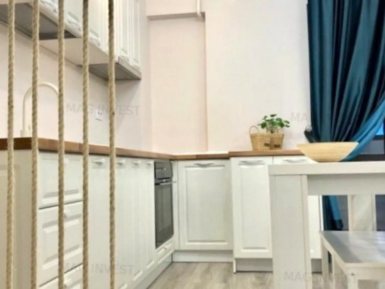Exclusivitate - apartament cu o camera, 45 m - Italian Residence, Mall - Visezi la un cămin modern și confortabil? Iată ocazia perfectă! Îți prezentăm un apartament tip open space, situat la etajul 8 al complexului Italian Residence, ce oferă o priveliște deosebită asupra orașului. Detalii Apartament: - Suprafață: 45 mp - Tip: Open space - Balcon închis, ideal pentru momente de relaxare - Mobilat și utilat modern, gata să te primească Apartamentul beneficiază de un design contemporan, cu finisaje de calitate superioară și o gamă variată de dotări, care îți vor asigura confortul necesar. Spațiul este luminos și aerisit, perfect pentru un stil de viață dinamic. Condiții de Închiriere: - Chirie lunară: 380 euro - Garanție: 380 euro - Comision agenție: 250 euro - Se închiriază pe termen lung - Nu se acceptă animale de companie Complexul Italian Residence oferă facilități moderne și un mediu plăcut, fiind situat într-o zonă bine conectată, aproape de puncte de interes precum magazine, restaurante și transport în comun. Nu rata ocazia de a locui într-un apartament care îmbină confortul cu eleganța! Contactează-ne pentru mai multe detalii sau pentru a programa o vizionare! Contact - 0746.252.252 - Liliana Ene, Broker Imobiliar Mag Invest }}