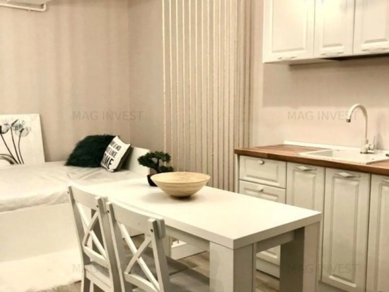 Exclusivitate - apartament cu o camera, 45 m - Italian Residence, Mall - Visezi la un cămin modern și confortabil? Iată ocazia perfectă! Îți prezentăm un apartament tip open space, situat la etajul 8 al complexului Italian Residence, ce oferă o priveliște deosebită asupra orașului. Detalii Apartament: - Suprafață: 45 mp - Tip: Open space - Balcon închis, ideal pentru momente de relaxare - Mobilat și utilat modern, gata să te primească Apartamentul beneficiază de un design contemporan, cu finisaje de calitate superioară și o gamă variată de dotări, care îți vor asigura confortul necesar. Spațiul este luminos și aerisit, perfect pentru un stil de viață dinamic. Condiții de Închiriere: - Chirie lunară: 380 euro - Garanție: 380 euro - Comision agenție: 250 euro - Se închiriază pe termen lung - Nu se acceptă animale de companie Complexul Italian Residence oferă facilități moderne și un mediu plăcut, fiind situat într-o zonă bine conectată, aproape de puncte de interes precum magazine, restaurante și transport în comun. Nu rata ocazia de a locui într-un apartament care îmbină confortul cu eleganța! Contactează-ne pentru mai multe detalii sau pentru a programa o vizionare! Contact - 0746.252.252 - Liliana Ene, Broker Imobiliar Mag Invest }}