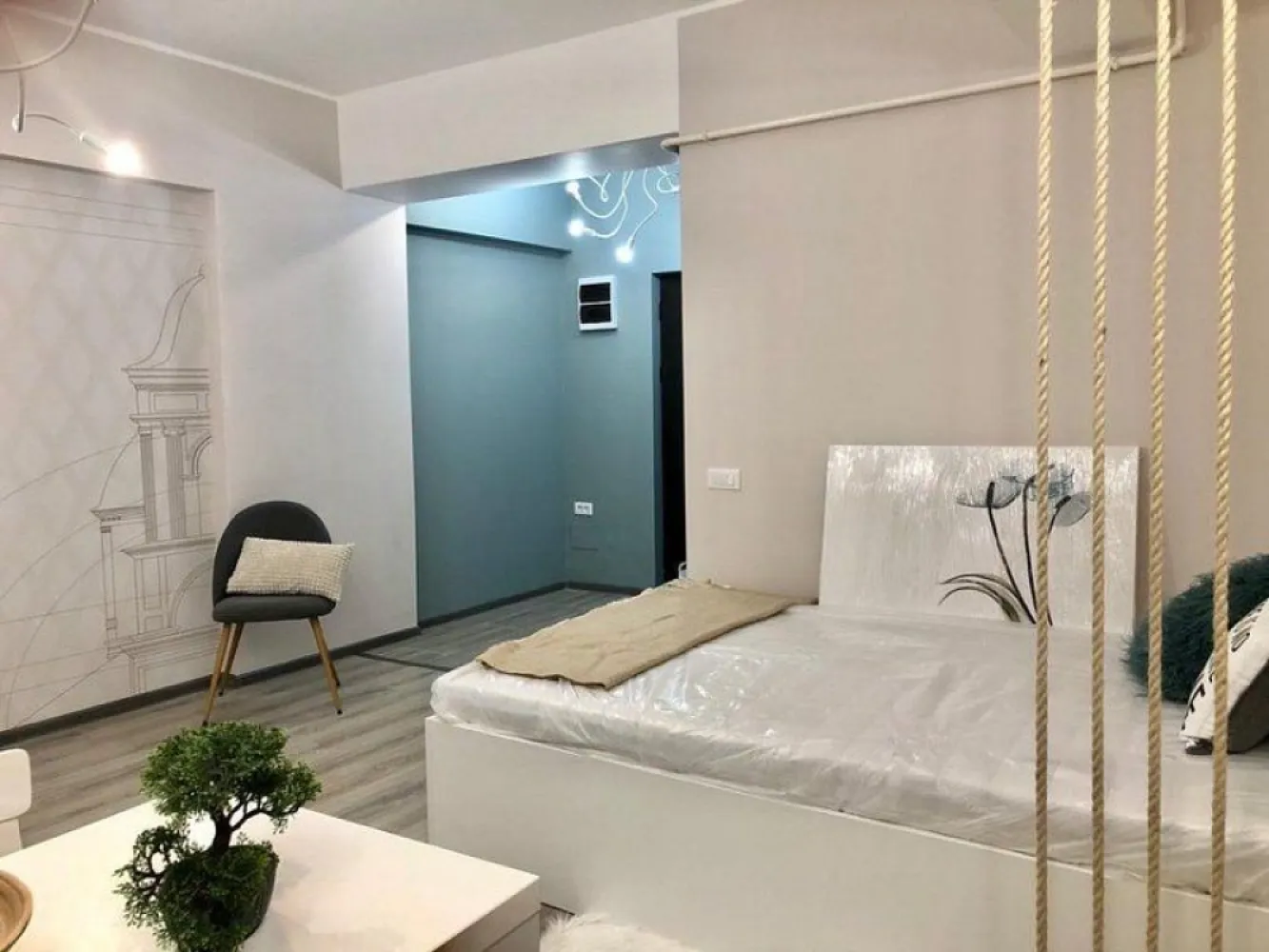 Exclusivitate - Apartament cu o camera premium - Italian Residence - Agentia imobiliara Mag Invest va propune pentru inchiriere un apartament cu o camera (45 mp) situat intr-un imobil nou construit, dat in folosinta in 2019, zona George Cosbuc - Mall, complex Italian Residence, mobilat si utilat complet, balcon spatios, electrocasnice noi, vedere catre Mall. Apartamentul este mobilat cu bun gust (accesorii si finisaje de calitate). Se inchiriaza doar pentru termen lung, nu sunt acceptate animale de companiele si familiile numeroase. Se solicita chirie 380 euro si garantie 380 euro. Comisionul agentiei 75% din prima chirie. Va asteptam la vizionare ! Contact - 0746.252.252 - Liliana Ene, consilier imobiliar Mag Invest }}
