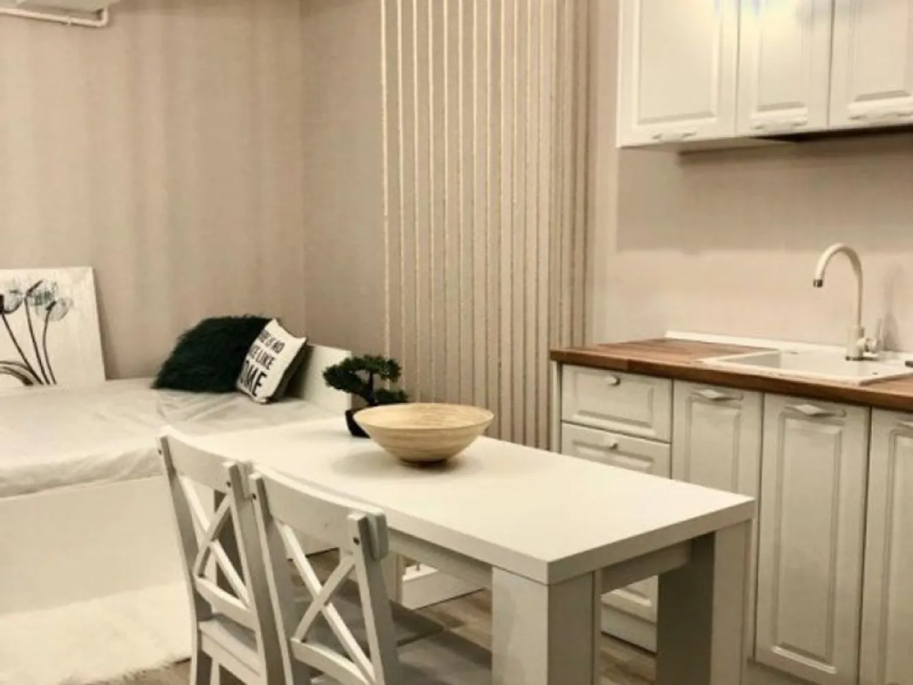 Exclusivitate - Apartament cu o camera premium - Italian Residence - Agentia imobiliara Mag Invest va propune pentru inchiriere un apartament cu o camera (45 mp) situat intr-un imobil nou construit, dat in folosinta in 2019, zona George Cosbuc - Mall, complex Italian Residence, mobilat si utilat complet, balcon spatios, electrocasnice noi, vedere catre Mall. Apartamentul este mobilat cu bun gust (accesorii si finisaje de calitate). Se inchiriaza doar pentru termen lung, nu sunt acceptate animale de companiele si familiile numeroase. Se solicita chirie 380 euro si garantie 380 euro. Comisionul agentiei 75% din prima chirie. Va asteptam la vizionare ! Contact - 0746.252.252 - Liliana Ene, consilier imobiliar Mag Invest }}