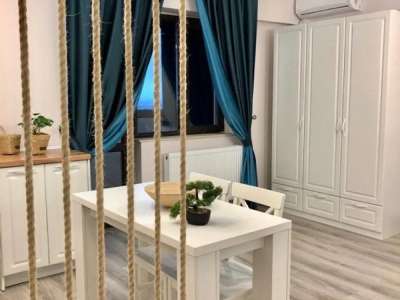 Exclusivitate - Apartament cu o camera premium - Italian Residence - Agentia imobiliara Mag Invest va propune pentru inchiriere un apartament cu o camera (45 mp) situat intr-un imobil nou construit, dat in folosinta in 2019, zona George Cosbuc - Mall, complex Italian Residence, mobilat si utilat complet, balcon spatios, electrocasnice noi, vedere catre Mall. Apartamentul este mobilat cu bun gust (accesorii si finisaje de calitate). Se inchiriaza doar pentru termen lung, nu sunt acceptate animale de companiele si familiile numeroase. Se solicita chirie 380 euro si garantie 380 euro. Comisionul agentiei 75% din prima chirie. Va asteptam la vizionare ! Contact - 0746.252.252 - Liliana Ene, consilier imobiliar Mag Invest }}