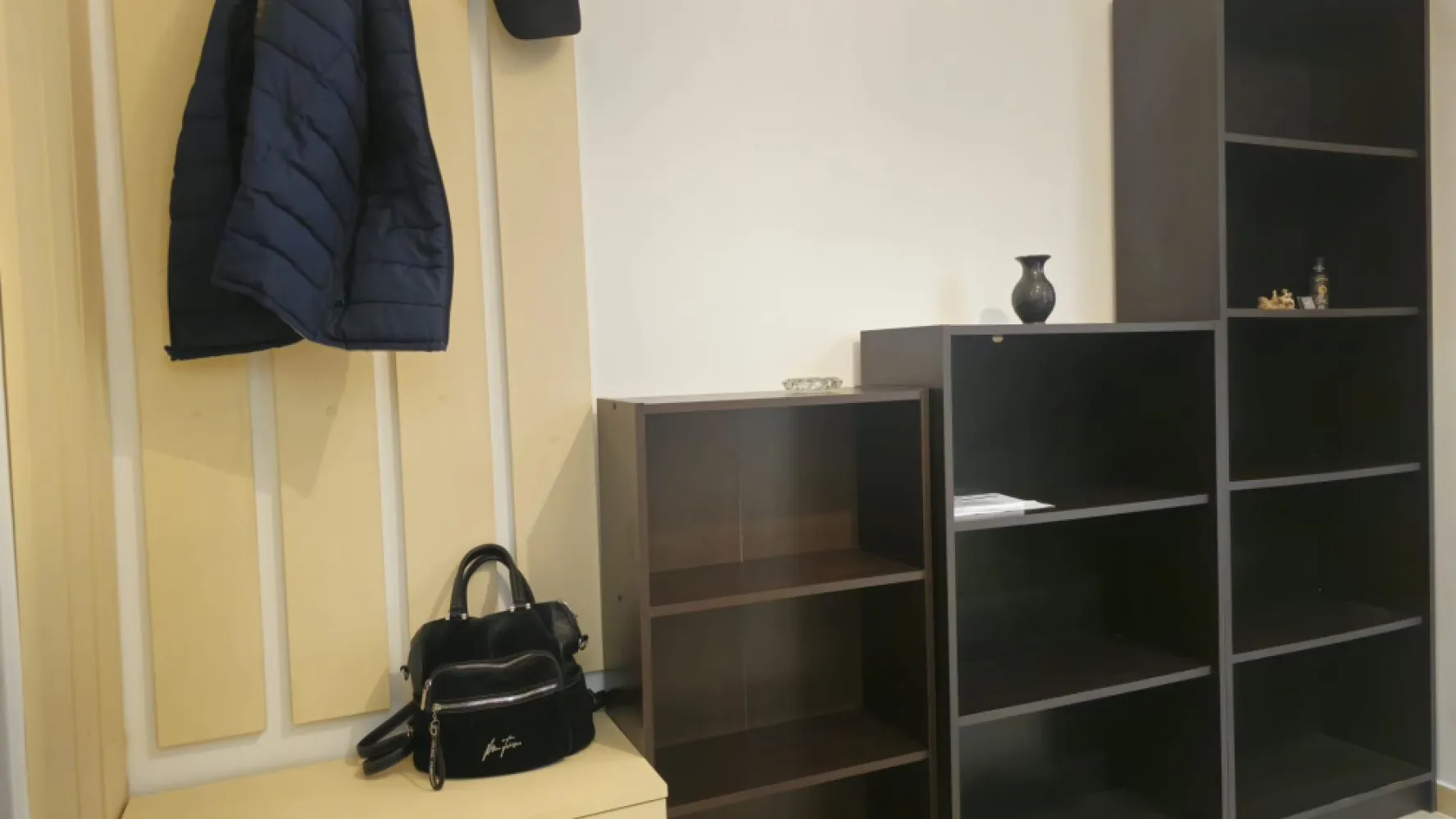 Garsonieră de închiriat – ideală pentru birou/cabinet, Țiglina 1 - Garsonieră de închiriat – ideală pentru birou/cabinet, Țiglina 1, lângă Tribunal
Se oferă spre închiriere garsonieră situată în cartierul Țiglina 1, în imediata apropiere a Tribunalului, la etajul 2, cu o suprafață de 25 mp. 
Amplasarea este excelentă, într-o zonă cu trafic pietonal intens, ceea ce o face ideală pentru activități profesionale precum birouri, cabinete de avocatură, psihologie sau alte servicii.

Spațiul este complet mobilat și utilat, fiind amenajat special pentru desfășurarea activităților de tip office. Compartimentarea este practică și oferă un mediu confortabil atât pentru lucru, cât și pentru interacțiunea cu clienții.
Dotări:
- centrală termică proprie
- aer condiționat
- chicinetă mobilată și complet utilată
- baie proprie
- ușă metalică
- tâmplărie PVC cu geam termopan
 - finisaje moderne: gresie și faianță
- racord de apa separat
- izolatie exterioara

Preț chirie: 300 euro/lună.
La semnarea contractului se solicită plata primei luni de chirie, o garanție returnabilă și comisionul agenției.
Se închiriază pe termen lung, cu contract declarat la ANAF.

Pentru relații și programări: 0746.252.252.
Ofertă prezentată în exclusivitate prin agenția Mag Invest.