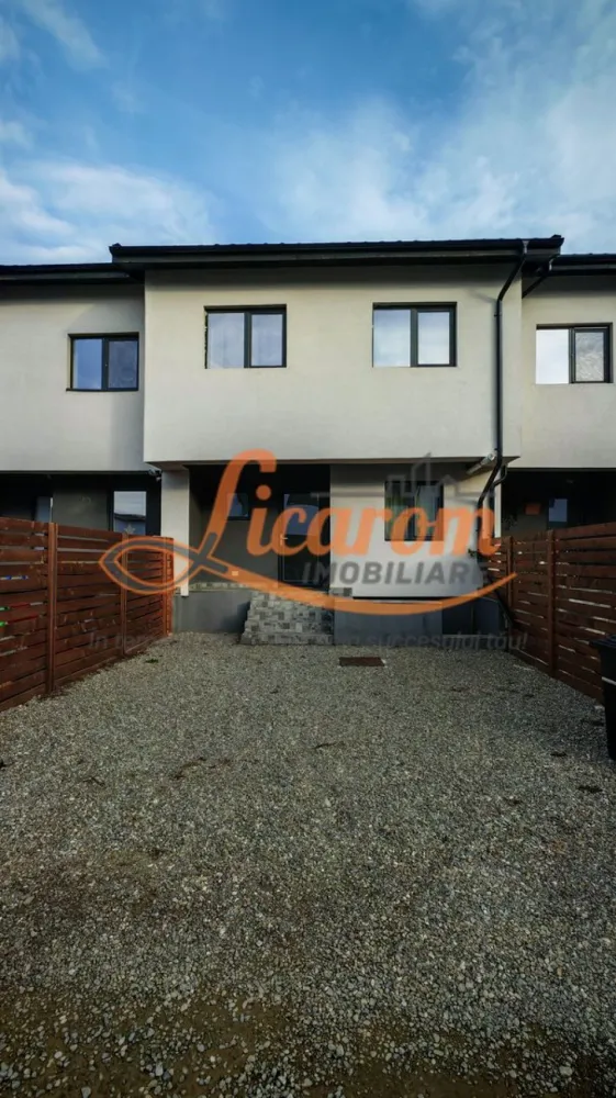 IZVOR TARLUNGENI - Duplex P+E, 4 camere "la Cheie".COMISION 0 - Iti doresti sa scapi de agitatia orasului si sa locuiesti la casa? Iti doresti o casa confortabila,dar si usor de intretinut? Iti prezentam o casa pe gustul tau! Aceasta vila care face parte dintr-un complex de case insiruite in cartierul IZVOR Tarlungeni este pentru tine! Este o constructie solida din CARAMIDA POROTHERM,termoizolata foarte bine ,fiind asezata in mijloc complexului,este,foarte calduroasa. Este dispusa pe S+P+E,avand urmatoarea compozitie: La PARTER avem: hol intrare,baie cu dus, bucatarie open space comuna cu livingul care este foarte mare si de unde se iese pe terasa si in curtea din spate; La ETAJ avem 3 dormitoare dintre care unul are balcon,hol,si o baie mare dotata cu cada, care deserveste cele 3 dormitoare. Bucataria este mobIlata si utilata complet avand mobier la comanda, celelalte incaperi sunt semimobilate,lasand astfel posibilitatea noului proprietar sa isi puna amprenta personala la designul interior. Subsolul este mare, in suprafata de 13 mp. Proprietatea este "La cheie" ,construita in anul 2022,amenajata cu finisaje moderne,racordata la utilitati curent,gaz,apa si canalizarea este pe regim de fosa septica. Terenul proprietatii este dispus pe partea din fata casei,unde se poate parca si masina,si gradina din spate care este ingradita,are intimitate si unde se pot crea amintiri frumoase cu familia. Facilitatile zonei: mijloace de transport in comun RATBV, farmacie, magazine alimentare, medic de familie, cabinet veterinar, restaurant, balon fotbal, frizerie/coafor, etc. Pretul este 155000 euro negociabil. Pretabila pentru achizitie cu cash(transfer bancar) sau credit. PROPRIETATEA ESTE LIBERA, DISPONIBILA PENTRU MUTARE IMEDIATA. INVITAM COLEGII LA COLABORARE. Pentru mai multe informatii si vizionari,nu ezitati sa ne contactati la telefon 0723985424 Consultant Imobiliar Liliana si 0741059397 Consultant imobiliar Calin. }}