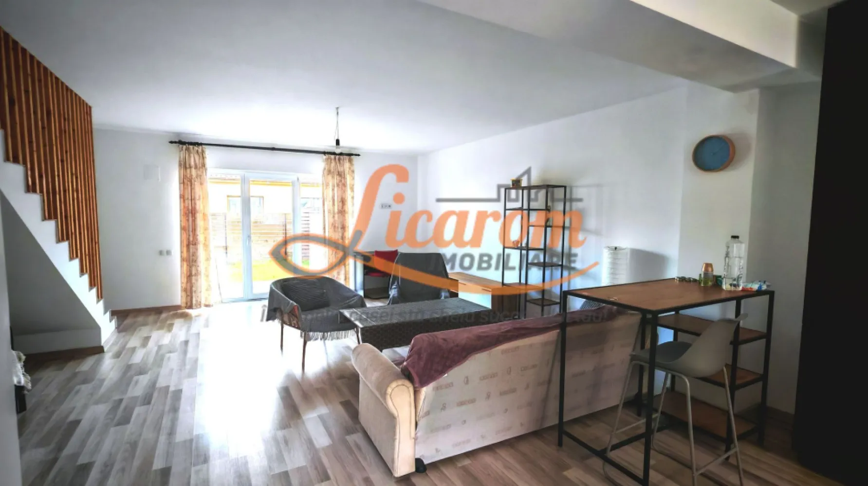 IZVOR TARLUNGENI - Duplex P+E, 4 camere "la Cheie".COMISION 0 - Iti doresti sa scapi de agitatia orasului si sa locuiesti la casa? Iti doresti o casa confortabila,dar si usor de intretinut? Iti prezentam o casa pe gustul tau! Aceasta vila care face parte dintr-un complex de case insiruite in cartierul IZVOR Tarlungeni este pentru tine! Este o constructie solida din CARAMIDA POROTHERM,termoizolata foarte bine ,fiind asezata in mijloc complexului,este,foarte calduroasa. Este dispusa pe S+P+E,avand urmatoarea compozitie: La PARTER avem: hol intrare,baie cu dus, bucatarie open space comuna cu livingul care este foarte mare si de unde se iese pe terasa si in curtea din spate; La ETAJ avem 3 dormitoare dintre care unul are balcon,hol,si o baie mare dotata cu cada, care deserveste cele 3 dormitoare. Bucataria este mobIlata si utilata complet avand mobier la comanda, celelalte incaperi sunt semimobilate,lasand astfel posibilitatea noului proprietar sa isi puna amprenta personala la designul interior. Subsolul este mare, in suprafata de 13 mp. Proprietatea este "La cheie" ,construita in anul 2022,amenajata cu finisaje moderne,racordata la utilitati curent,gaz,apa si canalizarea este pe regim de fosa septica. Terenul proprietatii este dispus pe partea din fata casei,unde se poate parca si masina,si gradina din spate care este ingradita,are intimitate si unde se pot crea amintiri frumoase cu familia. Facilitatile zonei: mijloace de transport in comun RATBV, farmacie, magazine alimentare, medic de familie, cabinet veterinar, restaurant, balon fotbal, frizerie/coafor, etc. Pretul este 155000 euro negociabil. Pretabila pentru achizitie cu cash(transfer bancar) sau credit. PROPRIETATEA ESTE LIBERA, DISPONIBILA PENTRU MUTARE IMEDIATA. INVITAM COLEGII LA COLABORARE. Pentru mai multe informatii si vizionari,nu ezitati sa ne contactati la telefon 0723985424 Consultant Imobiliar Liliana si 0741059397 Consultant imobiliar Calin. }}