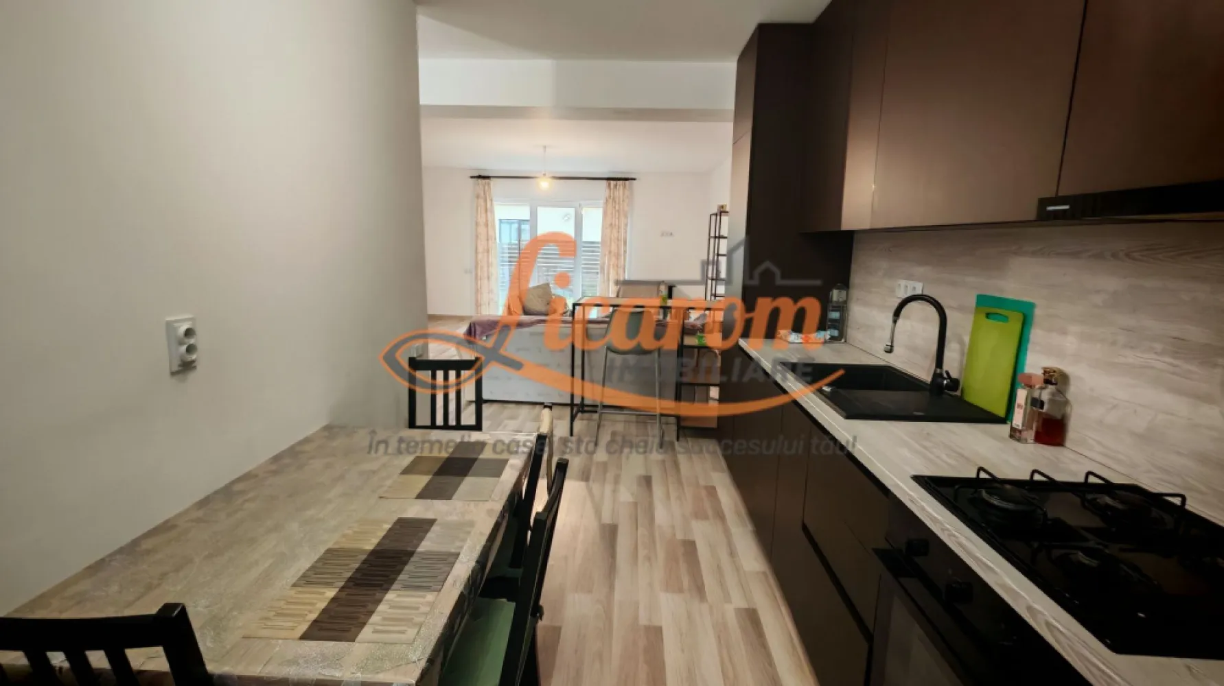 IZVOR TARLUNGENI - Duplex P+E, 4 camere "la Cheie".COMISION 0 - Iti doresti sa scapi de agitatia orasului si sa locuiesti la casa? Iti doresti o casa confortabila,dar si usor de intretinut? Iti prezentam o casa pe gustul tau! Aceasta vila care face parte dintr-un complex de case insiruite in cartierul IZVOR Tarlungeni este pentru tine! Este o constructie solida din CARAMIDA POROTHERM,termoizolata foarte bine ,fiind asezata in mijloc complexului,este,foarte calduroasa. Este dispusa pe S+P+E,avand urmatoarea compozitie: La PARTER avem: hol intrare,baie cu dus, bucatarie open space comuna cu livingul care este foarte mare si de unde se iese pe terasa si in curtea din spate; La ETAJ avem 3 dormitoare dintre care unul are balcon,hol,si o baie mare dotata cu cada, care deserveste cele 3 dormitoare. Bucataria este mobIlata si utilata complet avand mobier la comanda, celelalte incaperi sunt semimobilate,lasand astfel posibilitatea noului proprietar sa isi puna amprenta personala la designul interior. Subsolul este mare, in suprafata de 13 mp. Proprietatea este "La cheie" ,construita in anul 2022,amenajata cu finisaje moderne,racordata la utilitati curent,gaz,apa si canalizarea este pe regim de fosa septica. Terenul proprietatii este dispus pe partea din fata casei,unde se poate parca si masina,si gradina din spate care este ingradita,are intimitate si unde se pot crea amintiri frumoase cu familia. Facilitatile zonei: mijloace de transport in comun RATBV, farmacie, magazine alimentare, medic de familie, cabinet veterinar, restaurant, balon fotbal, frizerie/coafor, etc. Pretul este 155000 euro negociabil. Pretabila pentru achizitie cu cash(transfer bancar) sau credit. PROPRIETATEA ESTE LIBERA, DISPONIBILA PENTRU MUTARE IMEDIATA. INVITAM COLEGII LA COLABORARE. Pentru mai multe informatii si vizionari,nu ezitati sa ne contactati la telefon 0723985424 Consultant Imobiliar Liliana si 0741059397 Consultant imobiliar Calin. }}