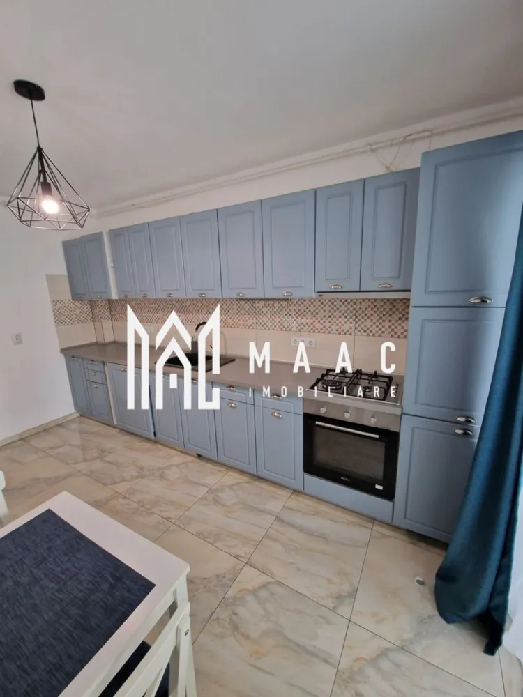 Apartament 3 camere | 90 MPU | Terasa 13MP | Selimbar - MAAC Imobiliare vă propune spre închiriere un apartament modern, decomandat, situat într-o zonă liniștită și accesibilă din Șelimbăr. Ideal pentru o familie sau pentru cei care își doresc un spațiu generos și bine compartimentat. Proprietatea îmbină perfect confortul cu funcționalitatea, oferind un ambient plăcut pentru locuire pe termen lung. Compartimentare: living primitor și luminos 2 dormitoare bucătărie separată, complet utilată 2 băi hol Dotări și avantaje bucătărie separată – ideală pentru gătit frecvent compartimentare inteligentă pentru intimitate și confort spații generoase și bine aerisite 2 balcoane perfecte pentru relaxare situat într-un imobil nou/modern zonă liniștită, ferită de agitația traficului Localizare: în apropiere de centre comerciale (Shopping City Sibiu) magazine, farmacii, școli, grădinițe. acces rapid către oraș. Condiții de închiriere: garanție: echivalentul unei chirii lunare disponibilitate: imediată; se caută chiriași serioși pentru contract pe termen lung nu se acceptă animale de companie fumatul este permis doar pe balcon Pentru mai multe detalii sau pentru programarea unei vizionări, vă rugăm să ne contactați. ID: CP3055632