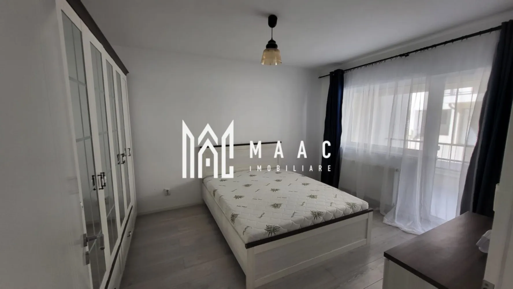 Apartament 3 camere | 90 MPU | Terasa 13MP | Selimbar - MAAC Imobiliare vă propune spre închiriere un apartament modern, decomandat, situat într-o zonă liniștită și accesibilă din Șelimbăr. Ideal pentru o familie sau pentru cei care își doresc un spațiu generos și bine compartimentat. Proprietatea îmbină perfect confortul cu funcționalitatea, oferind un ambient plăcut pentru locuire pe termen lung. Compartimentare: living primitor și luminos 2 dormitoare bucătărie separată, complet utilată 2 băi hol Dotări și avantaje bucătărie separată – ideală pentru gătit frecvent compartimentare inteligentă pentru intimitate și confort spații generoase și bine aerisite 2 balcoane perfecte pentru relaxare situat într-un imobil nou/modern zonă liniștită, ferită de agitația traficului Localizare: în apropiere de centre comerciale (Shopping City Sibiu) magazine, farmacii, școli, grădinițe. acces rapid către oraș. Condiții de închiriere: garanție: echivalentul unei chirii lunare disponibilitate: imediată; se caută chiriași serioși pentru contract pe termen lung nu se acceptă animale de companie fumatul este permis doar pe balcon Pentru mai multe detalii sau pentru programarea unei vizionări, vă rugăm să ne contactați. ID: CP3055632
