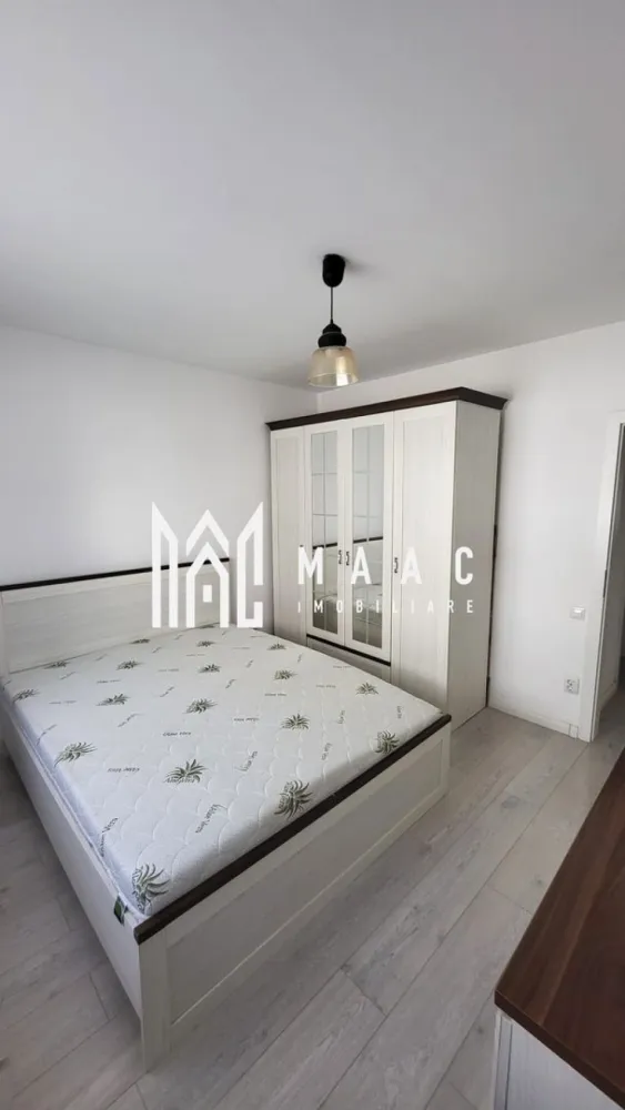 Apartament 3 camere | 90 MPU | Terasa 13MP | Selimbar - MAAC Imobiliare vă propune spre închiriere un apartament modern, decomandat, situat într-o zonă liniștită și accesibilă din Șelimbăr. Ideal pentru o familie sau pentru cei care își doresc un spațiu generos și bine compartimentat. Proprietatea îmbină perfect confortul cu funcționalitatea, oferind un ambient plăcut pentru locuire pe termen lung. Compartimentare: living primitor și luminos 2 dormitoare bucătărie separată, complet utilată 2 băi hol Dotări și avantaje bucătărie separată – ideală pentru gătit frecvent compartimentare inteligentă pentru intimitate și confort spații generoase și bine aerisite 2 balcoane perfecte pentru relaxare situat într-un imobil nou/modern zonă liniștită, ferită de agitația traficului Localizare: în apropiere de centre comerciale (Shopping City Sibiu) magazine, farmacii, școli, grădinițe. acces rapid către oraș. Condiții de închiriere: garanție: echivalentul unei chirii lunare disponibilitate: imediată; se caută chiriași serioși pentru contract pe termen lung nu se acceptă animale de companie fumatul este permis doar pe balcon Pentru mai multe detalii sau pentru programarea unei vizionări, vă rugăm să ne contactați. ID: CP3055632