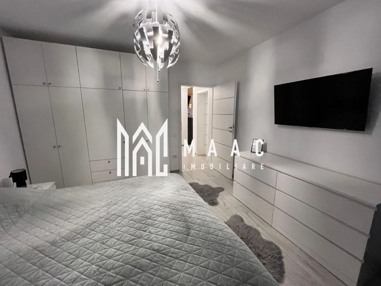 Apartament 3 camere I Șelimbăr | 2 băi I 80 MPU - MAAC Imobiliare vă propune spre vânzare un apartament spațios cu 3 camere, situat în Șelimbăr, pe strada Triajului, într-o zonă liniștită, cu acces facil către Sibiu. Detalii proprietate: Suprafață utilă: 80 mp Etaj: 2 / 2 într-un imobil cu regim redus de înălțime Compartimentare practică: living luminos, bucătărie separată, 2 dormitoare, 2 băi și 2 balcoane. Pod generos pe toată suprafața apartamentului – ideal pentru depozitare suplimentară Loc de parcare propriu inclus Apartamentul se vinde complet mobilat și utilat, fiind gata pentru mutare imediată. 📍 Avantaje: Zonă liniștită, acces facil către oraș Spații de depozitare multiple (pod + balcoane) Ideal pentru familie sau investiție Pentru mai multe informații și programări la vizionare, vă rugăm să menționați ID anunț: CP2788321 }}