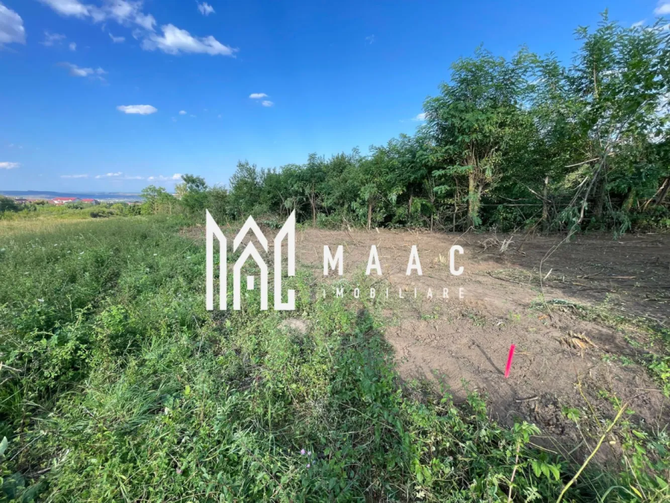 Oportunitate de Investiție Strategică | Teren Intravilan | Colonia Becas - MAAC Imobiliare vă prezintă o excelentă oportunitate de investiție, un teren intravilan de mari dimensiuni, ideal pentru dezvoltări rezidențiale sau proiecte de anvergură, situat în zona cu potențial crescut Colonia Becas. Detalii Cheie ale Proprietății Suprafață Totală: 10.305 mp – o suprafață generoasă care permite viziuni de dezvoltare ample și scalabile. Regim Juridic: Intravilan (conform documentației cadastrale). Localizare: Colonia Becas – zonă recunoscută pentru liniște, aflată într-un ritm accelerat de dezvoltare și cu acces facil la infrastructura urbană. Avantaje Competitive și Certitudini Potențial de Dezvoltare Maxim: Terenul se vinde fără Plan Urbanistic Zonal (PUZ) aprobat, oferind astfel viitorului investitor libertatea totală de a concepe și implementa un proiect de la zero, optimizat conform cerințelor pieței și viziunii proprii. Certitudine Infrastructură Gaz: Prin confirmarea oficială de la Transgaz, se elimină orice risc sau servitute majoră legată de traversarea magistralelor de gaz, asigurând un proces de urbanizare predictibil și eficient. Accesibilitate: Accesul către proprietate este facil, facilitând logistica șantierului și integrarea rapidă în circuitul de transport. Stare Juridică: Documentația este completă, actualizată și pregătită pentru tranzacție imediată, asigurând o finalizare rapidă și sigură a vânzării. Concluzie Acest teren reprezintă o achiziție strategică pentru dezvoltatorii care doresc să capitalizeze pe expansiunea zonei Becas, având la dispoziție o suprafață extinsă și premise clare pentru obținerea avizelor necesare. Pentru analiză aprofundată, documentație completă și programarea unei vizionări, vă rugăm să contactați direct MAAC Imobiliare specificând ID : CP2790415 }}