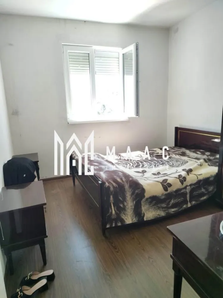 Apartament 3 camere | Bucatarie Separata | Balcon închis | Cedonia - Maac Imobiliare prezintă spre vânzare un apartament cu 3 camere, semidecomandat, situat în zona Cedonia, aproape de Registrul Comerțului, într-un bloc izolat termic.

Proprietatea este amplasată la etajul 4/4 și dispune de:

Suprafață construită: 70,42 mp

Suprafață utilă: 50,40 mp

Balcon închis: 2,07 mp (termopan)

Pivniță: 7,22 mp 

Acces la uscătorie și spălătorie comune

Puncte forte:
 Bucătărie separată, spațioasă
 Zonă liniștită și bine conectată
 Aproape de facultăți, spital, școli, magazine și unitatea militară
 Ideal pentru locuit sau investiție în chirie

Pentru mai multe detalii specificati ca ati vazut anuntul cu ID: CP3060584