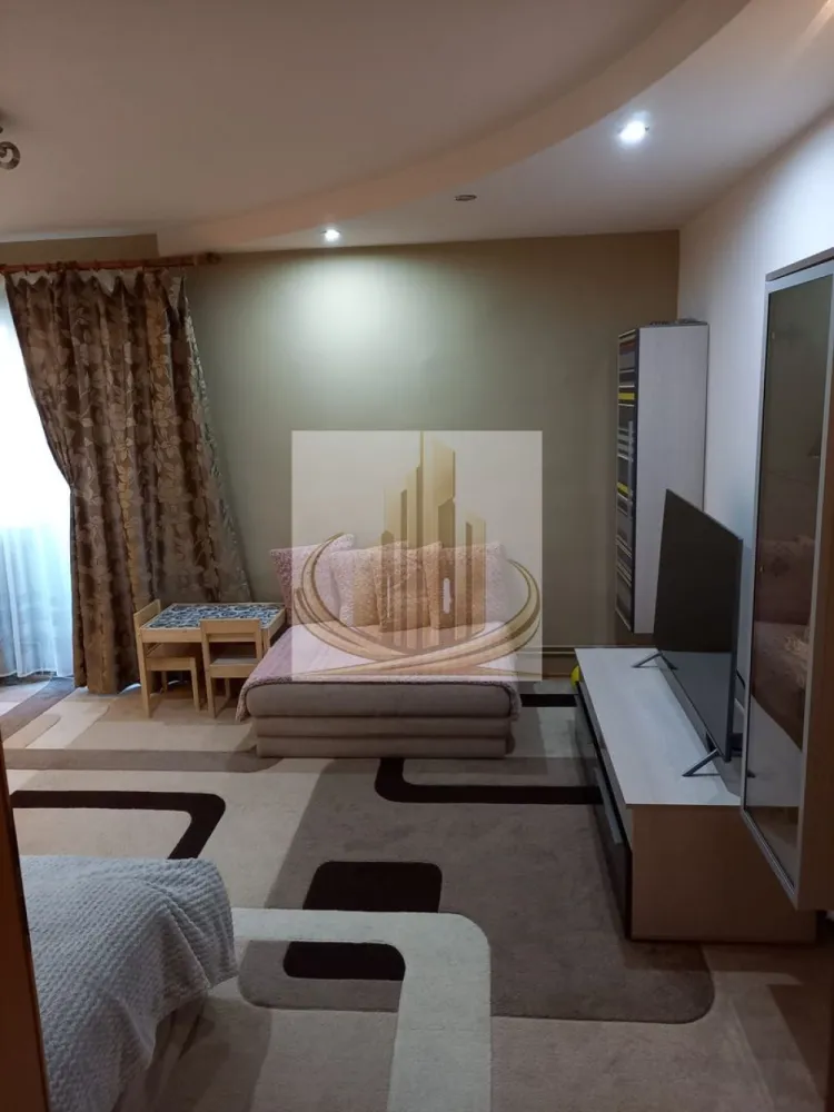 Apartament de vânzare – 3 camere, Aradului Piața Verde - Apartament de vânzare – 3 camere, Piața Verde (str. Dej)

Grand Mobilis Imobiliare vă propune spre vânzare un apartament spațios cu 3 camere, situat într-o zonă foarte bună, în apropiere de Piața Verde, pe strada Dej.

Locuința are o suprafață de 69 mp, este de confort 1, decomandat, cu o compartimentare excelentă și eficientă, ideală pentru o familie.

Apartamentul este situat la etajul 2 al imobilului, într-un bloc cu doar 2 apartamente pe nivel, oferind liniște și intimitate.

Dispune de:

3 camere luminoase
3 balcoane
bucătărie închisă
2 băi

Se vinde complet mobilat, exact cum se prezintă în fotografii, fiind pregătit pentru mutare imediată sau investiție.

Zona este foarte bine poziționată, cu acces facil la magazine, transport public, școli și alte puncte de interes.

Pentru mai multe detalii sau programarea unei vizionări, vă stăm la dispoziție.
ID intern CP3055962