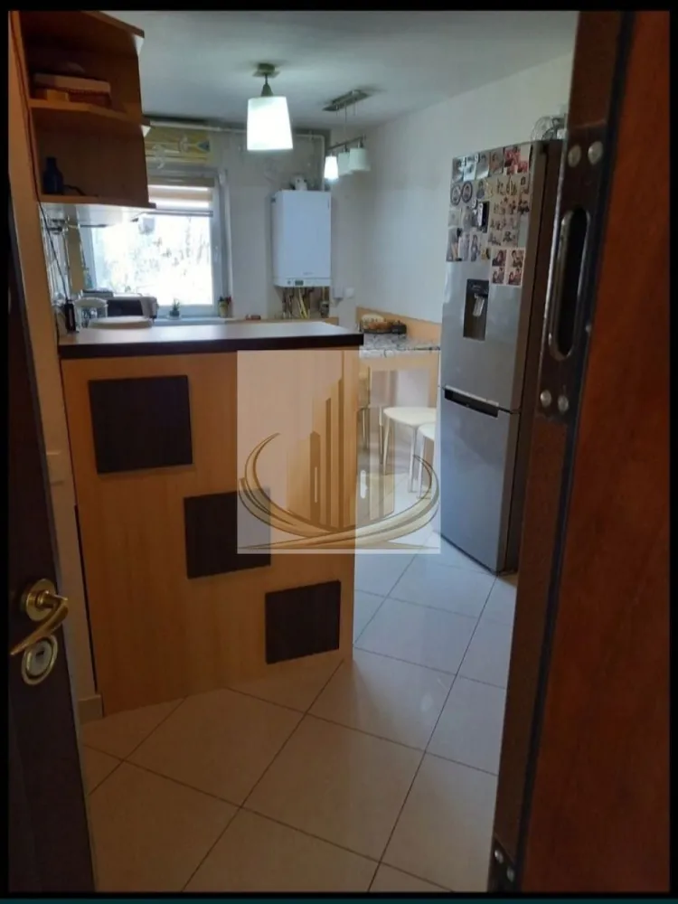 Apartament de vânzare – 3 camere, Aradului Piața Verde - Apartament de vânzare – 3 camere, Piața Verde (str. Dej)

Grand Mobilis Imobiliare vă propune spre vânzare un apartament spațios cu 3 camere, situat într-o zonă foarte bună, în apropiere de Piața Verde, pe strada Dej.

Locuința are o suprafață de 69 mp, este de confort 1, decomandat, cu o compartimentare excelentă și eficientă, ideală pentru o familie.

Apartamentul este situat la etajul 2 al imobilului, într-un bloc cu doar 2 apartamente pe nivel, oferind liniște și intimitate.

Dispune de:

3 camere luminoase
3 balcoane
bucătărie închisă
2 băi

Se vinde complet mobilat, exact cum se prezintă în fotografii, fiind pregătit pentru mutare imediată sau investiție.

Zona este foarte bine poziționată, cu acces facil la magazine, transport public, școli și alte puncte de interes.

Pentru mai multe detalii sau programarea unei vizionări, vă stăm la dispoziție.
ID intern CP3055962