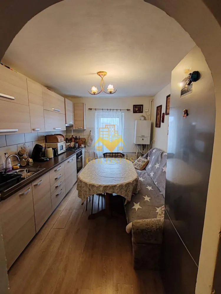 2 camere decomandate, balcon, parcare, Intre lacuri, Iulius Mall - GOLDNESS Imobiliare vă propune spre închiriere un apartament cu 2 camere complet mobilat și utilat, la etajul 3 într-un imobil de 4 etaje, în Cartierul Intre lacuri. Dispune de loc de parcare! Se află în apropierea stațiilor de transport în comun, magazine, restaurante, spații verzi, farmacii, etc. Apartamentul este compartimentat astfel: - dormitor cu pat matrimonial, dressing - dormitor cu pat matrimonial, dressing, birou - bucatarie complet utilată și mobilată, loc de servit masa - baie cu cada calorifer port prosop și dulap pentru depozitare. - un balcon de 3 si unul de 4 mp. Imobilul este dotat cu toate cele necesare- centrală proprie, frigider, aragaz, hotă, mașină de spălat haine, etc. Dacă sunteți interesați de acest apartament și doriți să îl vizionați, dar și pentru alte oferte nu ezitați să ne contactați telefonic sau prin e-mail. Vă stăm la dispoziție! Pentru intermediere se percepe un comision de 50% din prețul chiriei! }}