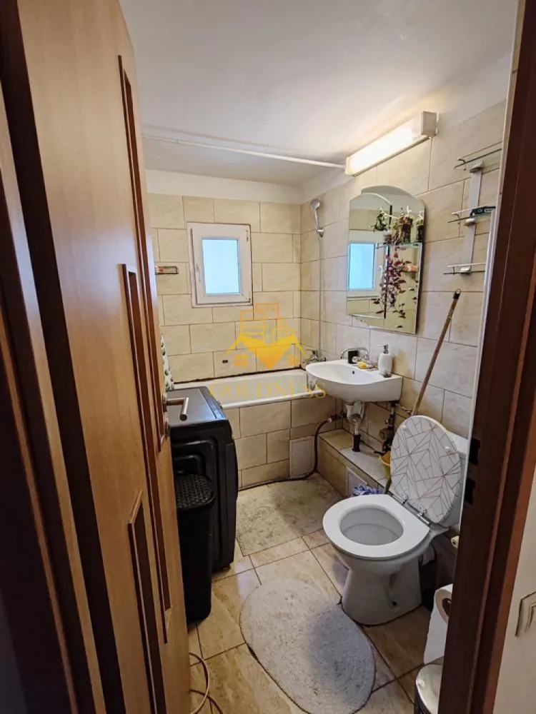 2 camere decomandate, balcon, parcare, Intre lacuri, Iulius Mall - GOLDNESS Imobiliare vă propune spre închiriere un apartament cu 2 camere complet mobilat și utilat, la etajul 3 într-un imobil de 4 etaje, în Cartierul Intre lacuri. Dispune de loc de parcare! Se află în apropierea stațiilor de transport în comun, magazine, restaurante, spații verzi, farmacii, etc. Apartamentul este compartimentat astfel: - dormitor cu pat matrimonial, dressing - dormitor cu pat matrimonial, dressing, birou - bucatarie complet utilată și mobilată, loc de servit masa - baie cu cada calorifer port prosop și dulap pentru depozitare. - un balcon de 3 si unul de 4 mp. Imobilul este dotat cu toate cele necesare- centrală proprie, frigider, aragaz, hotă, mașină de spălat haine, etc. Dacă sunteți interesați de acest apartament și doriți să îl vizionați, dar și pentru alte oferte nu ezitați să ne contactați telefonic sau prin e-mail. Vă stăm la dispoziție! Pentru intermediere se percepe un comision de 50% din prețul chiriei! }}