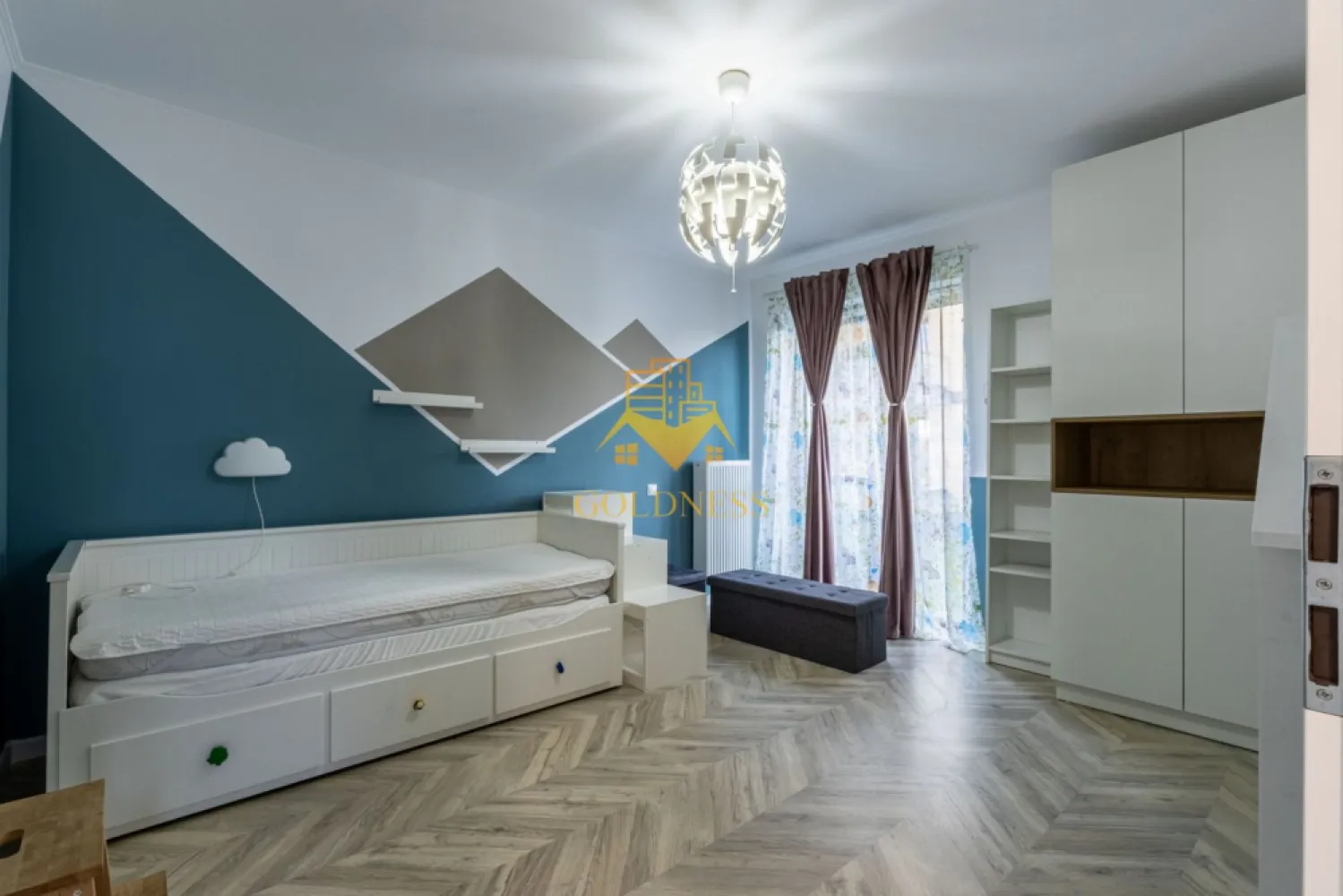 3 camere, Premium, bloc nou, parcare, Andrei Muresanu Zona Sigma, Revo - Goldness Imobiliare propune spre închiriere un apartament cu 3 camere, complet mobilat și utilat, situat la parter înalt într-un imobil nou cu 4 etaje, în cartierul Andrei Mureșanu. Locuința este compartimentată astfel: • dormitor matrimonial cu pat de 180 cm, dressing generos, birou și spații de depozitare • dormitor cu pat dublu de 160 cm, sertare de depozitare și dressing • living cu bucătărie open-space complet utilată, canapea extensibilă, zonă de dining și TV • baie principală cu cadă, calorifer port-prosop și dulap de depozitare • baie de serviciu cu spațiu suplimentar de depozitare • terasă cu vedere spre oraș și spațiu de depozitare pe balcon • spațiu de depozitare suplimentar pe hol Dotări: mașină de spălat vase, plită electrică, mașină de spălat haine și uscător AEG. Zona oferă acces rapid la stații de transport în comun, magazine, restaurante, spații verzi, farmacii, sală de fitness, locuri de joacă pentru copii și Universitatea Tehnică. Apartamentul dispune de loc de parcare subterană. Se percepe un comision de 50% din valoarea unei luni de chirie. }}
