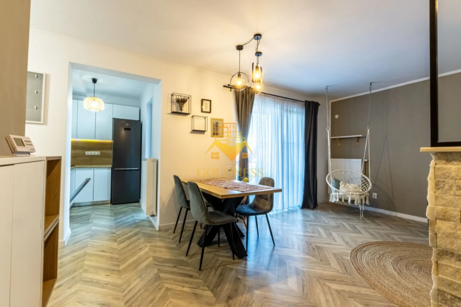 3 camere, Premium, bloc nou, parcare, Andrei Muresanu Zona Sigma, Revo - Goldness Imobiliare propune spre închiriere un apartament cu 3 camere, complet mobilat și utilat, situat la parter înalt într-un imobil nou cu 4 etaje, în cartierul Andrei Mureșanu. Locuința este compartimentată astfel: • dormitor matrimonial cu pat de 180 cm, dressing generos, birou și spații de depozitare • dormitor cu pat dublu de 160 cm, sertare de depozitare și dressing • living cu bucătărie open-space complet utilată, canapea extensibilă, zonă de dining și TV • baie principală cu cadă, calorifer port-prosop și dulap de depozitare • baie de serviciu cu spațiu suplimentar de depozitare • terasă cu vedere spre oraș și spațiu de depozitare pe balcon • spațiu de depozitare suplimentar pe hol Dotări: mașină de spălat vase, plită electrică, mașină de spălat haine și uscător AEG. Zona oferă acces rapid la stații de transport în comun, magazine, restaurante, spații verzi, farmacii, sală de fitness, locuri de joacă pentru copii și Universitatea Tehnică. Apartamentul dispune de loc de parcare subterană. Se percepe un comision de 50% din valoarea unei luni de chirie. }}